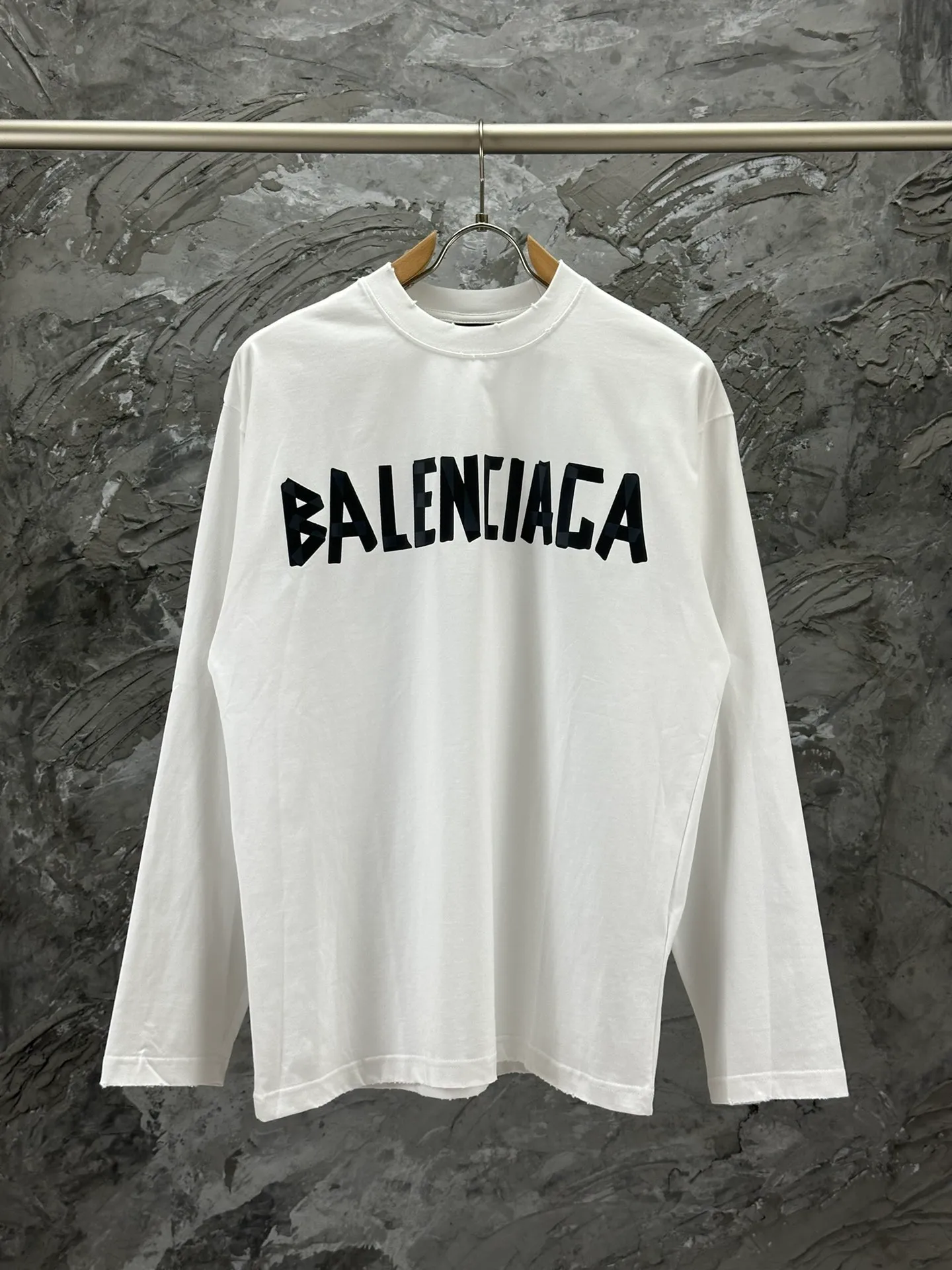🅿️250 BALENCI*GA Paris tape series printed washed distressed long sleeves. The fabric is made of 280g Paris-specific double yarns*high weight 1:1 double yarn rib. The front and rear panels are made of imported Kornray machine direct-injection printing technology. Distressing + multi-position cutting and wear-making process. Two high-temperature shaping washes. os dropped shoulders and loose version. Same style for men and women -Color: off-white, iron gray, burgundy, green, black blue, fog blue -SIZE: XS S M L style number 8602#