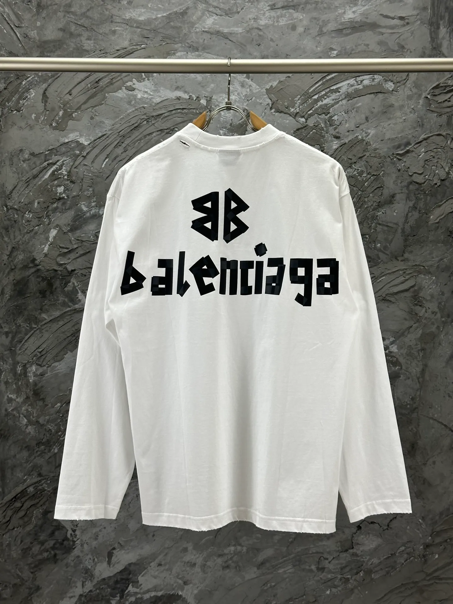🅿️250 BALENCI*GA Paris tape series printed washed distressed long sleeves. The fabric is made of 280g Paris-specific double yarns*high weight 1:1 double yarn rib. The front and rear panels are made of imported Kornray machine direct-injection printing technology. Distressing + multi-position cutting and wear-making process. Two high-temperature shaping washes. os dropped shoulders and loose version. Same style for men and women -Color: off-white, iron gray, burgundy, green, black blue, fog blue -SIZE: XS S M L style number 8602#