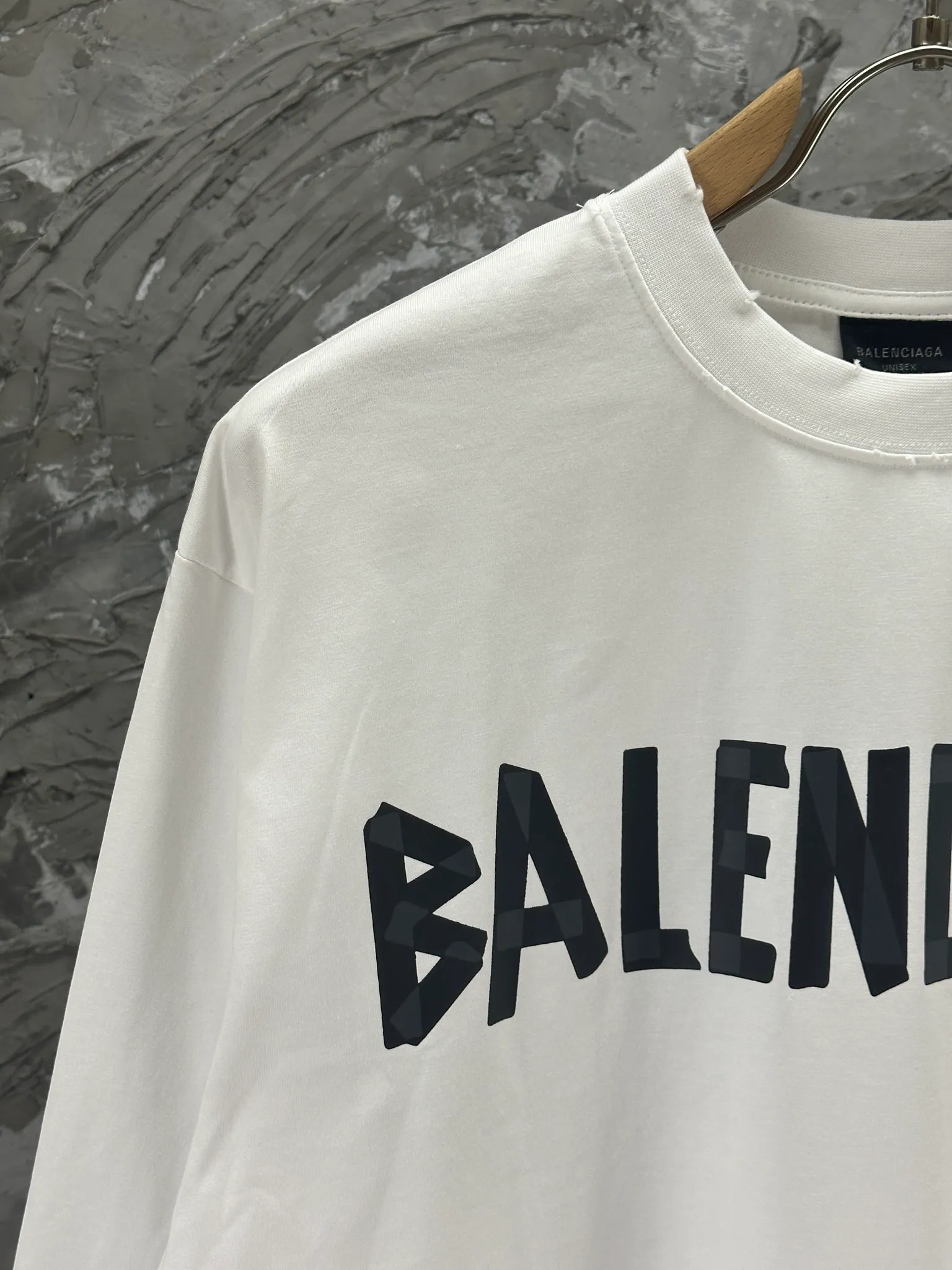 🅿️250 BALENCI*GA Paris tape series printed washed distressed long sleeves. The fabric is made of 280g Paris-specific double yarns*high weight 1:1 double yarn rib. The front and rear panels are made of imported Kornray machine direct-injection printing technology. Distressing + multi-position cutting and wear-making process. Two high-temperature shaping washes. os dropped shoulders and loose version. Same style for men and women -Color: off-white, iron gray, burgundy, green, black blue, fog blue -SIZE: XS S M L style number 8602#