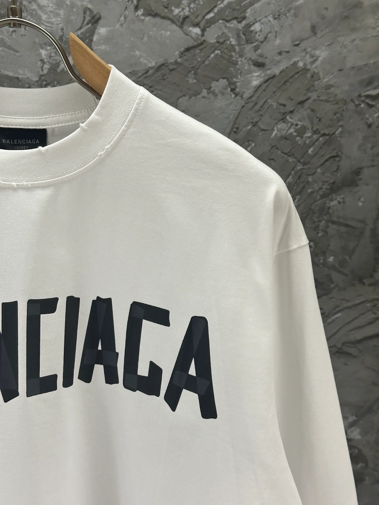 🅿️250 BALENCI*GA Paris tape series printed washed distressed long sleeves. The fabric is made of 280g Paris-specific double yarns*high weight 1:1 double yarn rib. The front and rear panels are made of imported Kornray machine direct-injection printing technology. Distressing + multi-position cutting and wear-making process. Two high-temperature shaping washes. os dropped shoulders and loose version. Same style for men and women -Color: off-white, iron gray, burgundy, green, black blue, fog blue -SIZE: XS S M L style number 8602#