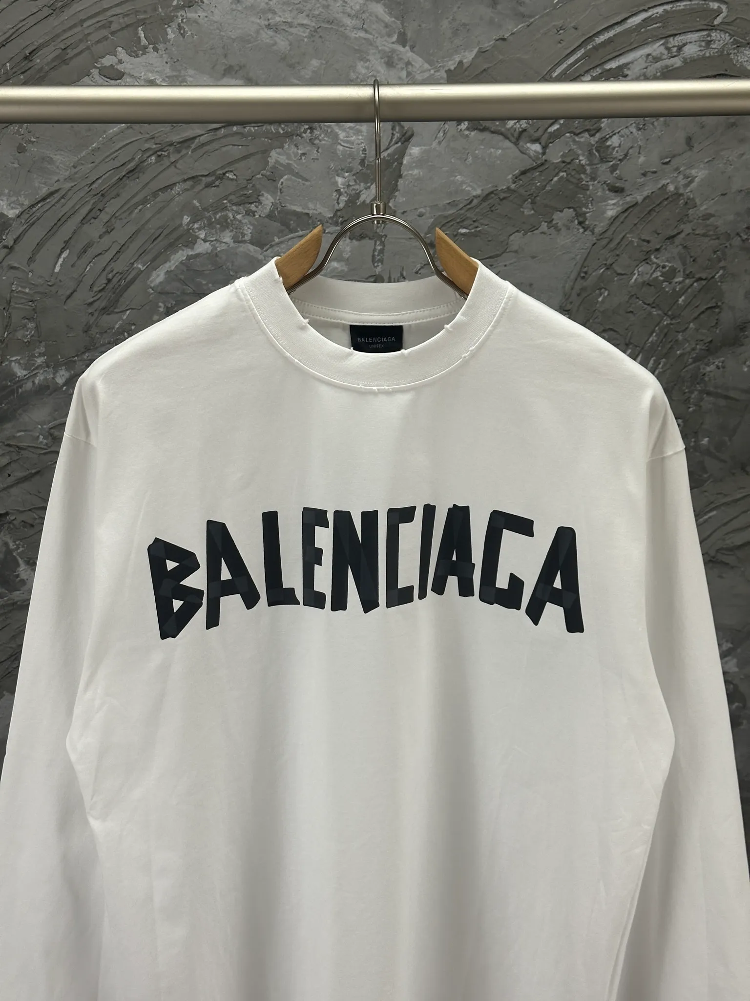 🅿️250 BALENCI*GA Paris tape series printed washed distressed long sleeves. The fabric is made of 280g Paris-specific double yarns*high weight 1:1 double yarn rib. The front and rear panels are made of imported Kornray machine direct-injection printing technology. Distressing + multi-position cutting and wear-making process. Two high-temperature shaping washes. os dropped shoulders and loose version. Same style for men and women -Color: off-white, iron gray, burgundy, green, black blue, fog blue -SIZE: XS S M L style number 8602#