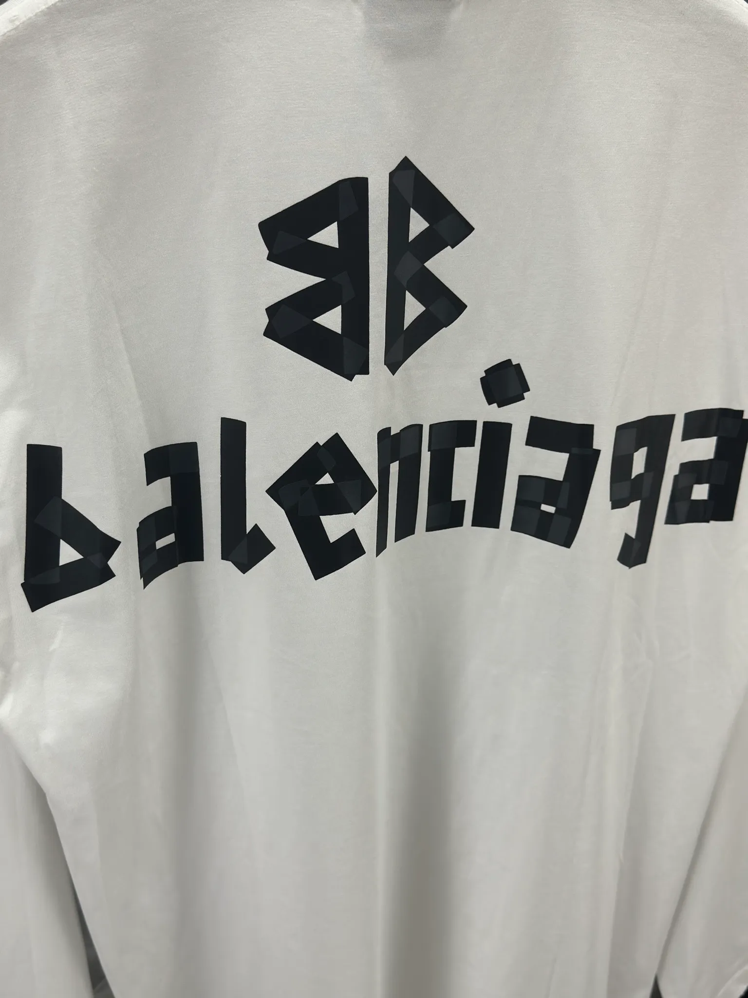 🅿️250 BALENCI*GA Paris tape series printed washed distressed long sleeves. The fabric is made of 280g Paris-specific double yarns*high weight 1:1 double yarn rib. The front and rear panels are made of imported Kornray machine direct-injection printing technology. Distressing + multi-position cutting and wear-making process. Two high-temperature shaping washes. os dropped shoulders and loose version. Same style for men and women -Color: off-white, iron gray, burgundy, green, black blue, fog blue -SIZE: XS S M L style number 8602#