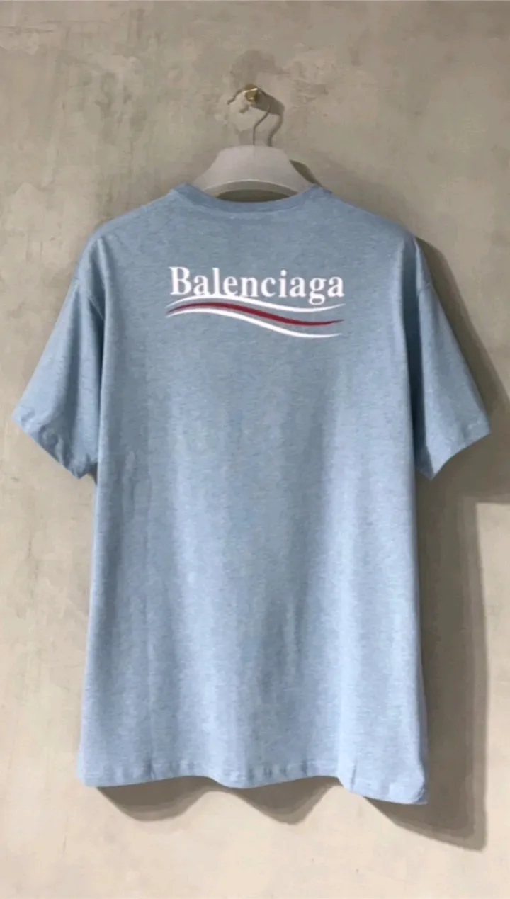 Actual video shot——[Top tested version] Balenciaga Classic Loose Unisex Pure Cotton Short Sleeves by Balenciaga. Customized fabrics and printed accessories details are reproduced one to one. It is made of 280g cotton fabric with 32 count fine double cotton yarn plain weave, and the fabric surface is treated with dust-free woolen craftsmanship. The shoulder and chain seams are made of 0.8cm bundled strips inside, and the double chain stitching on the machine side is made of pure cotton. Here’s why I’m dozens of yuan more expensive than others: 1. Each model is produced by the company. The detailed workmanship and fabrics are consistent with the genuine ones. There is no color difference between the ones at the counters. Guaranteed no color difference. Replicas are not scary. Who is fake is embarrassed. It’s not shameful to make a replica, it’s shameful if you can’t buy the correct version if you make a replica. All of my series can be found in all major places and will be absolutely stunning!  2. The fabric is made of 280g Paris-specific double yarn. No one can make better fabrics than mine. There is really no way to compare with the ordinary version on the market. Respect it. It is authentic and costs thousands of dollars. Don’t go for the quality of street stalls. 3. The workmanship has been restored in all aspects. The packaging has been restored in all aspects. 4. I guarantee here that this is the highest quality you can find. Size: XS-L Color: Haze Blue P:250