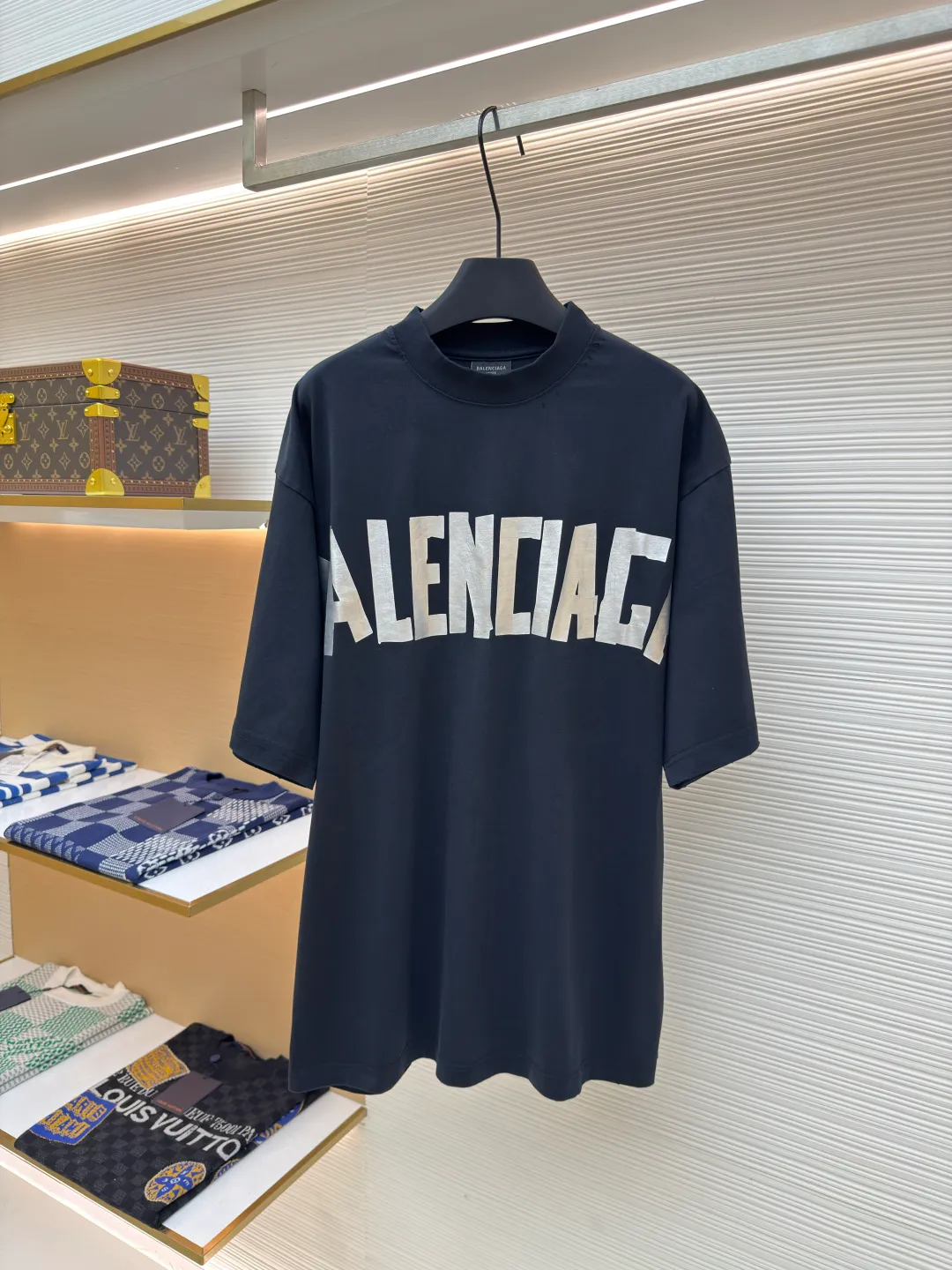 Balenciaga Masking Tape Short Sleeves ●Authentic product: Purchased and developed by 4479 ●Item No.: 1680270-A35 ●Fabric: Ribbed process ●Technology: Washed and brushed ●Version: Fitted version ●Weight: about 370 grams ●Size: 1-2-3-4 ●Description: The sleeves and hem are worn with a frayed effect. The lining is clean, no ends, no excess edges, the shoulders are frayed, and the stitching is straight. Three-needle and five-thread craftsmanship. The shoulders are lined with taping. The fabric is made of distressed washed and brushed technology. The collar is designed with frayed holes. The ribbed fabric is custom-woven and dyed. The color is consistent and there is no color difference. Masking tape letters are used on the chest. The overall process of heavy craftsmanship. The washed fabric is comfortable and soft. The effect is worn and washed. The letters on the back are manually counter-positioned and shaped with a hot plate for glue printing. The overall wiring is straight and delicate, the fabric is comfortable and soft, and the color is consistent without color difference. It can be matched with the same style to create a fashionable look and control various occasions. Customized accessories, complete with three standards, same style for men and women!