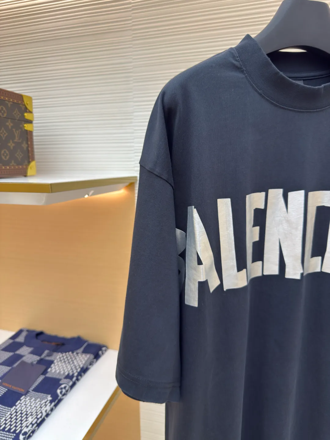 Balenciaga Masking Tape Short Sleeves ●Authentic product: Purchased and developed by 4479 ●Item No.: 1680270-A35 ●Fabric: Ribbed process ●Technology: Washed and brushed ●Version: Fitted version ●Weight: about 370 grams ●Size: 1-2-3-4 ●Description: The sleeves and hem are worn with a frayed effect. The lining is clean, no ends, no excess edges, the shoulders are frayed, and the stitching is straight. Three-needle and five-thread craftsmanship. The shoulders are lined with taping. The fabric is made of distressed washed and brushed technology. The collar is designed with frayed holes. The ribbed fabric is custom-woven and dyed. The color is consistent and there is no color difference. Masking tape letters are used on the chest. The overall process of heavy craftsmanship. The washed fabric is comfortable and soft. The effect is worn and washed. The letters on the back are manually counter-positioned and shaped with a hot plate for glue printing. The overall wiring is straight and delicate, the fabric is comfortable and soft, and the color is consistent without color difference. It can be matched with the same style to create a fashionable look and control various occasions. Customized accessories, complete with three standards, same style for men and women!