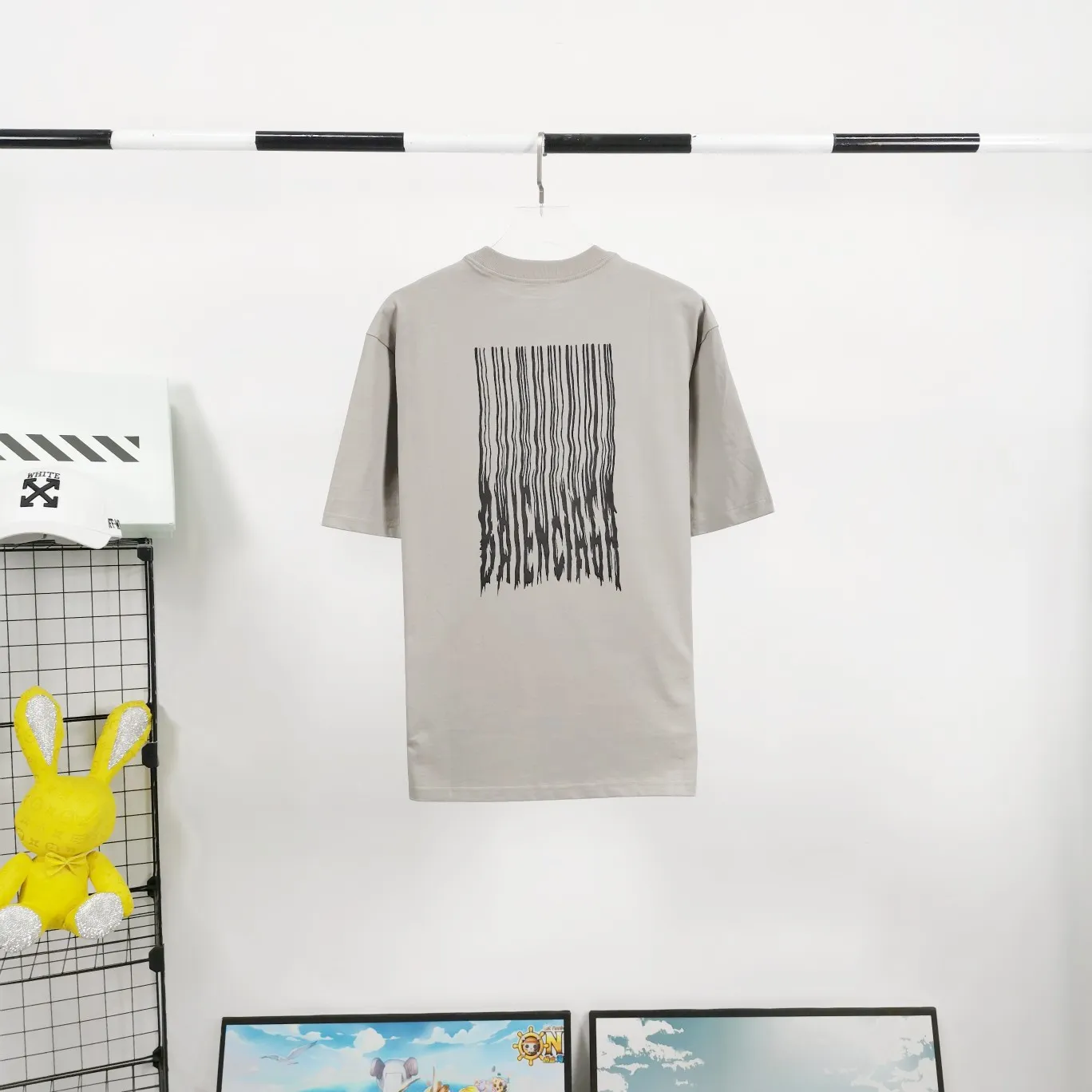 [New] Top tested version ★Balenciaga's latest barcode twisted blurred letters couple style pure cotton loose short-sleeved T-shirt. A T-shirt that I love at first sight, barcode letter print. Don't underestimate this style, it is definitely not easy to restore this print to 100%! The twisted letter gradient goes from dark to light through 6 to the color block. The lightest color is close to the cloth color. It is very difficult to master. If you are not careful or the direct printing machine is uneven, it will cause uneven color and shape printing transition. The upper body is perfect, the same style for men and women, it can be paired with sports pants or jeans 🉑 Selected 32-woven pure cotton double yarn fabric, 280 high gram weight, top-notch workmanship! The details are perfect! Quality absolutely guaranteed! The clothes are well proportioned! The wiring is neat! Original same cylinder thread! High quality printing, simple and classic! Perfect praise! High-quality excipient packaging, complete with three standards! Size: XS-L Color: Gray Black White P:250