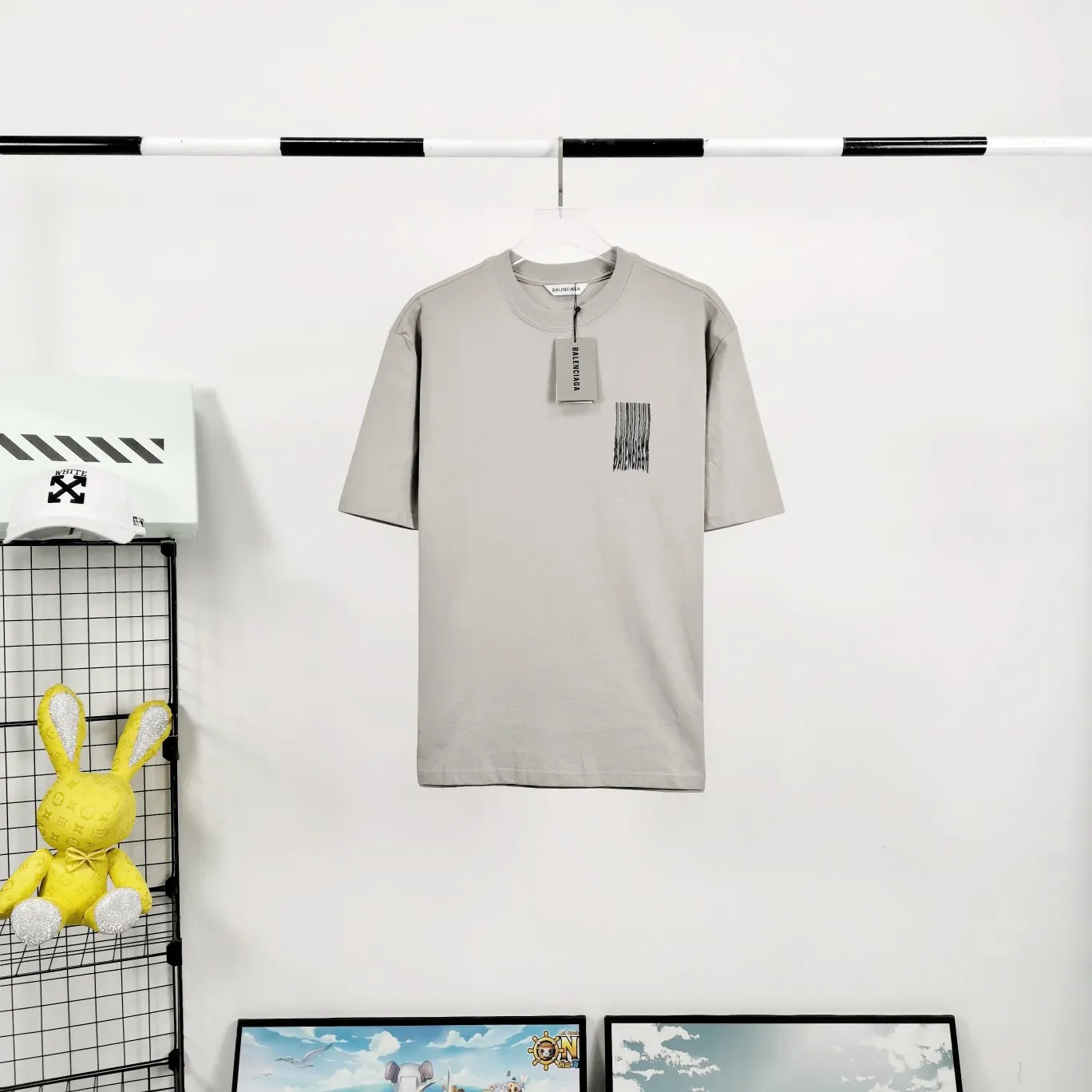 [New] Top tested version ★Balenciaga's latest barcode twisted blurred letters couple style pure cotton loose short-sleeved T-shirt. A T-shirt that I love at first sight, barcode letter print. Don't underestimate this style, it is definitely not easy to restore this print to 100%! The twisted letter gradient goes from dark to light through 6 to the color block. The lightest color is close to the cloth color. It is very difficult to master. If you are not careful or the direct printing machine is uneven, it will cause uneven color and shape printing transition. The upper body is perfect, the same style for men and women, it can be paired with sports pants or jeans 🉑 Selected 32-woven pure cotton double yarn fabric, 280 high gram weight, top-notch workmanship! The details are perfect! Quality absolutely guaranteed! The clothes are well proportioned! The wiring is neat! Original same cylinder thread! High quality printing, simple and classic! Perfect praise! High-quality excipient packaging, complete with three standards! Size: XS-L Color: Gray Black White P:250