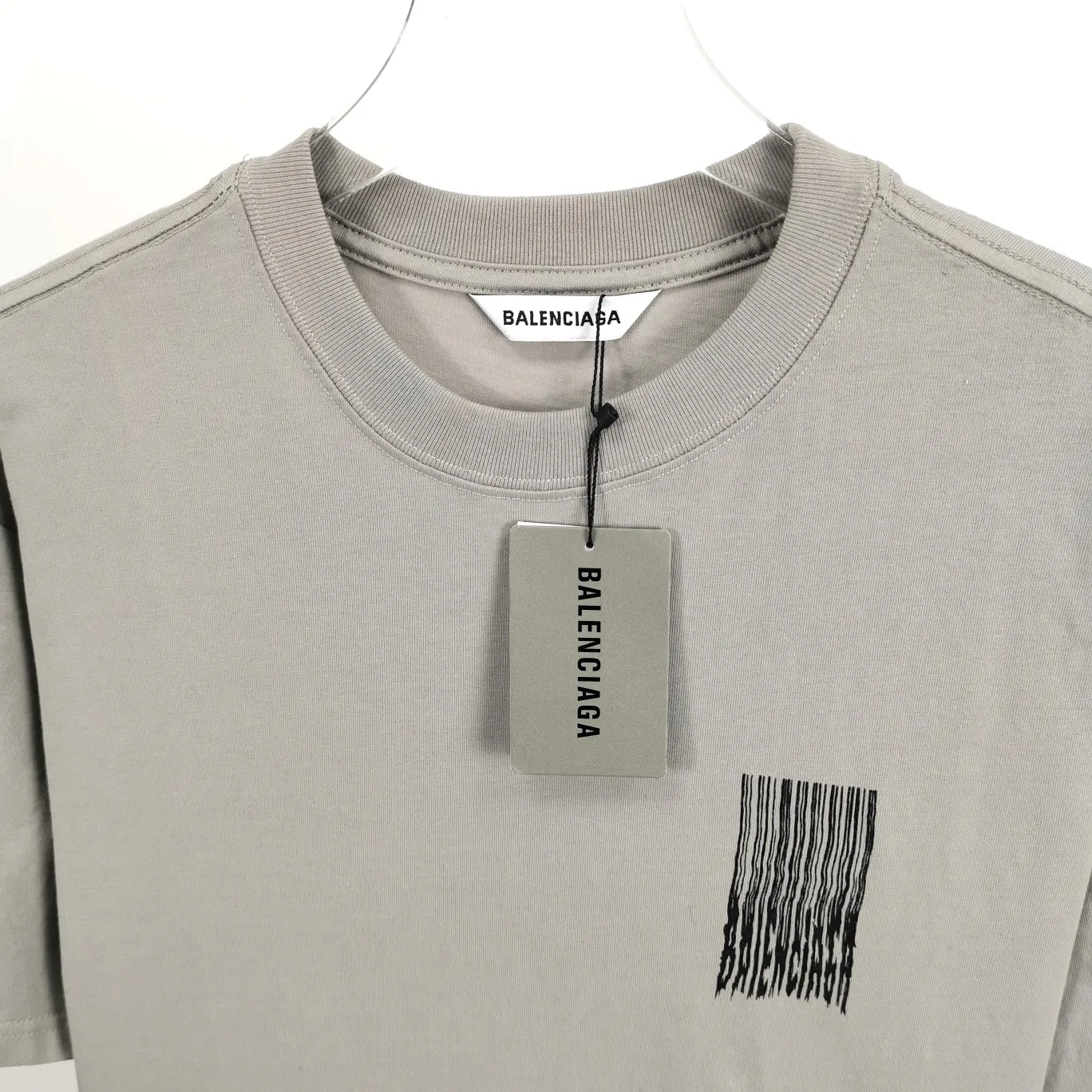 [New] Top tested version ★Balenciaga's latest barcode twisted blurred letters couple style pure cotton loose short-sleeved T-shirt. A T-shirt that I love at first sight, barcode letter print. Don't underestimate this style, it is definitely not easy to restore this print to 100%! The twisted letter gradient goes from dark to light through 6 to the color block. The lightest color is close to the cloth color. It is very difficult to master. If you are not careful or the direct printing machine is uneven, it will cause uneven color and shape printing transition. The upper body is perfect, the same style for men and women, it can be paired with sports pants or jeans 🉑 Selected 32-woven pure cotton double yarn fabric, 280 high gram weight, top-notch workmanship! The details are perfect! Quality absolutely guaranteed! The clothes are well proportioned! The wiring is neat! Original same cylinder thread! High quality printing, simple and classic! Perfect praise! High-quality excipient packaging, complete with three standards! Size: XS-L Color: Gray Black White P:250