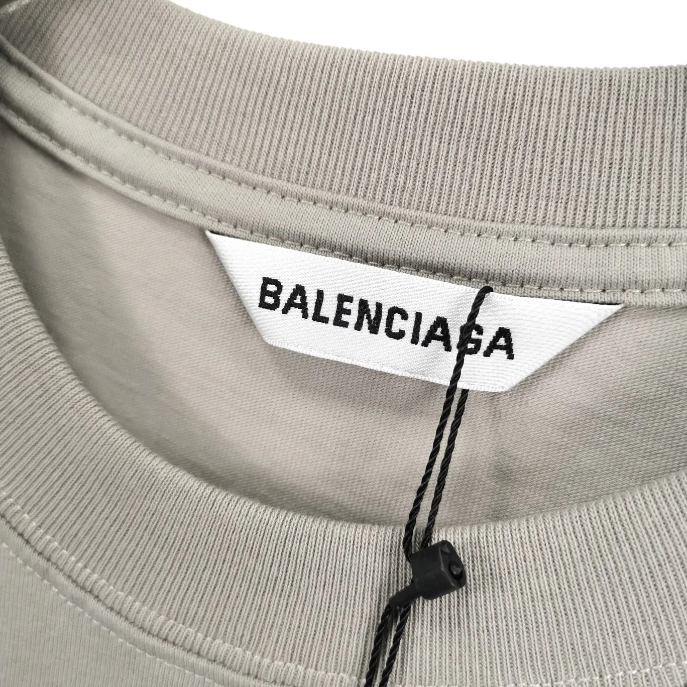 [New] Top tested version ★Balenciaga's latest barcode twisted blurred letters couple style pure cotton loose short-sleeved T-shirt. A T-shirt that I love at first sight, barcode letter print. Don't underestimate this style, it is definitely not easy to restore this print to 100%! The twisted letter gradient goes from dark to light through 6 to the color block. The lightest color is close to the cloth color. It is very difficult to master. If you are not careful or the direct printing machine is uneven, it will cause uneven color and shape printing transition. The upper body is perfect, the same style for men and women, it can be paired with sports pants or jeans 🉑 Selected 32-woven pure cotton double yarn fabric, 280 high gram weight, top-notch workmanship! The details are perfect! Quality absolutely guaranteed! The clothes are well proportioned! The wiring is neat! Original same cylinder thread! High quality printing, simple and classic! Perfect praise! High-quality excipient packaging, complete with three standards! Size: XS-L Color: Gray Black White P:250