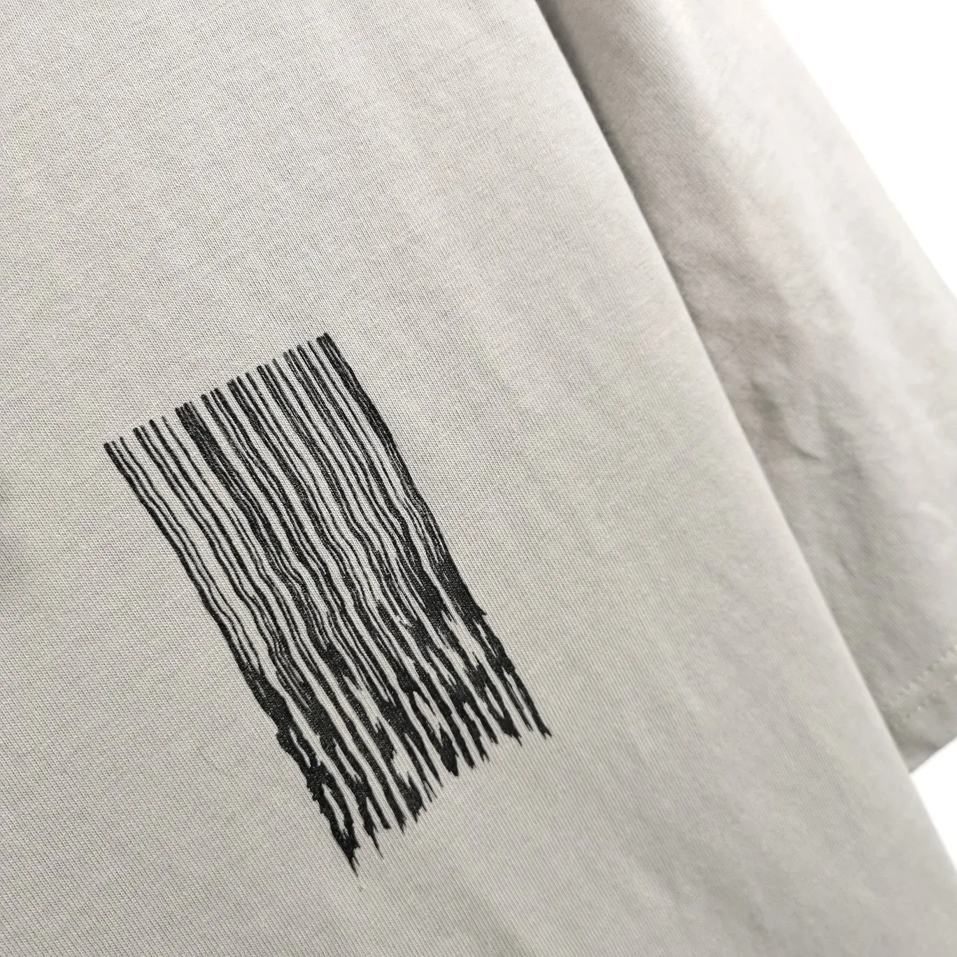 [New] Top tested version ★Balenciaga's latest barcode twisted blurred letters couple style pure cotton loose short-sleeved T-shirt. A T-shirt that I love at first sight, barcode letter print. Don't underestimate this style, it is definitely not easy to restore this print to 100%! The twisted letter gradient goes from dark to light through 6 to the color block. The lightest color is close to the cloth color. It is very difficult to master. If you are not careful or the direct printing machine is uneven, it will cause uneven color and shape printing transition. The upper body is perfect, the same style for men and women, it can be paired with sports pants or jeans 🉑 Selected 32-woven pure cotton double yarn fabric, 280 high gram weight, top-notch workmanship! The details are perfect! Quality absolutely guaranteed! The clothes are well proportioned! The wiring is neat! Original same cylinder thread! High quality printing, simple and classic! Perfect praise! High-quality excipient packaging, complete with three standards! Size: XS-L Color: Gray Black White P:250