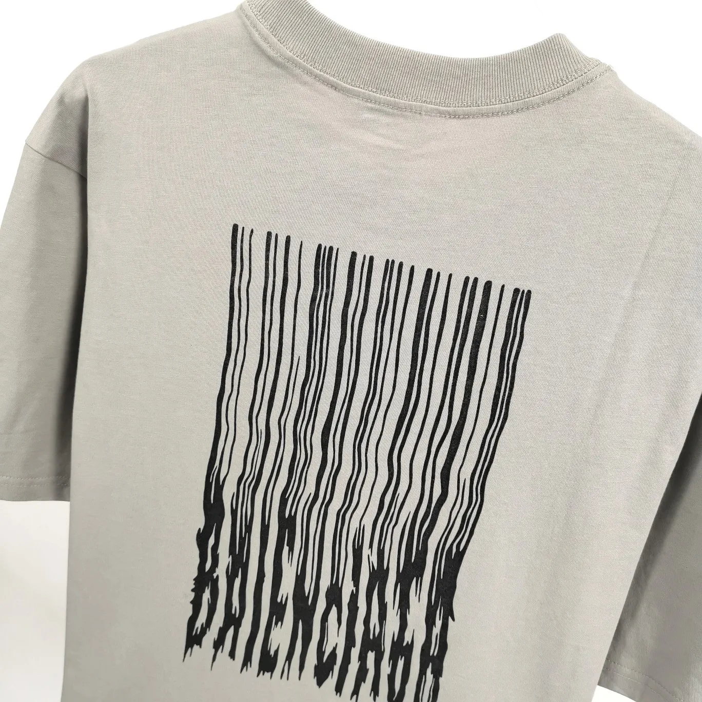 [New] Top tested version ★Balenciaga's latest barcode twisted blurred letters couple style pure cotton loose short-sleeved T-shirt. A T-shirt that I love at first sight, barcode letter print. Don't underestimate this style, it is definitely not easy to restore this print to 100%! The twisted letter gradient goes from dark to light through 6 to the color block. The lightest color is close to the cloth color. It is very difficult to master. If you are not careful or the direct printing machine is uneven, it will cause uneven color and shape printing transition. The upper body is perfect, the same style for men and women, it can be paired with sports pants or jeans 🉑 Selected 32-woven pure cotton double yarn fabric, 280 high gram weight, top-notch workmanship! The details are perfect! Quality absolutely guaranteed! The clothes are well proportioned! The wiring is neat! Original same cylinder thread! High quality printing, simple and classic! Perfect praise! High-quality excipient packaging, complete with three standards! Size: XS-L Color: Gray Black White P:250