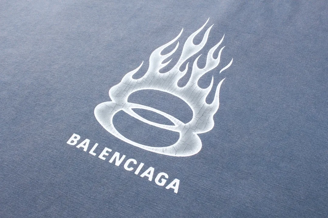 🅿️200 Detailed picture [Top version. Official website quality] BALENCI*GA/Paris#.2024#Double Ring# Flame Direct Injection Printed Washed and Distressed Short-sleeved T-shirt 2024 New Style. Genuine product developed at the first time, widely used in the market. Happy printing comparison! The fabric is made of Paris ZP custom-woven and dyed cotton double yarn. Weighing 260 grams, the cloth surface is clean. The cloth pattern is clear, soft and comfortable. The threads are dyed with no color difference. The printing uses environmentally friendly imported materials for direct printing, with clear patterns and three-dimensional effects. The entire garment is washed, distressed and worn. The version adopts OS loose shoulder design. Same style for men and women. Code: BL223376 Color: black, yellow, washed blue. Size: XS to L