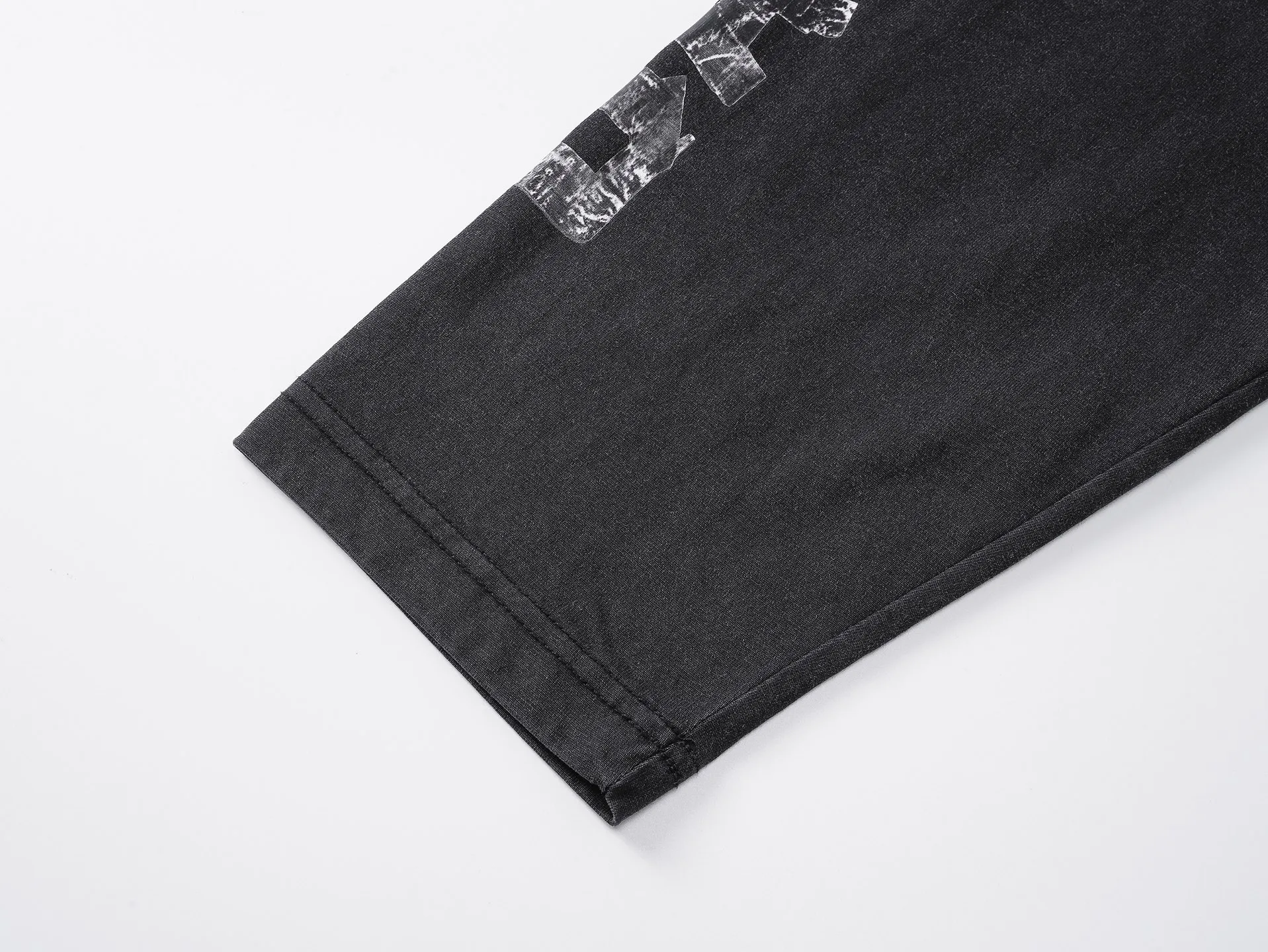 🅿️230 Detailed picture [Top version. Official website quality] BALENCI*GA/Paris.25ss latest model. Masking tape computer direct printing. LOGO embroidery on the chest, ready-to-wear washed and distressed long-sleeved T-shirt. Brick cabinet synchronization. The fabric is made of Paris ZP custom-woven and dyed 100% cotton double yarn compact cotton. The weight is 260 grams, the cloth surface is clean. The cloth pattern is clear, soft and comfortable, and the thread is dyed with no color difference. The classic pattern is printed using computer direct printing. The front chest is embroidered using a computerized embroidery machine. The letters are clear and the effect is three-dimensional. Restored brick cabinets. Ready-made clothes washed and aged. Produced by ultra-heavy craftsmanship, the market currency is very different, welcome to compare. The version adopts OS loose shoulder design. The same style for men and women. Code: BL255093 Color: Washed Black Size: XS S M L