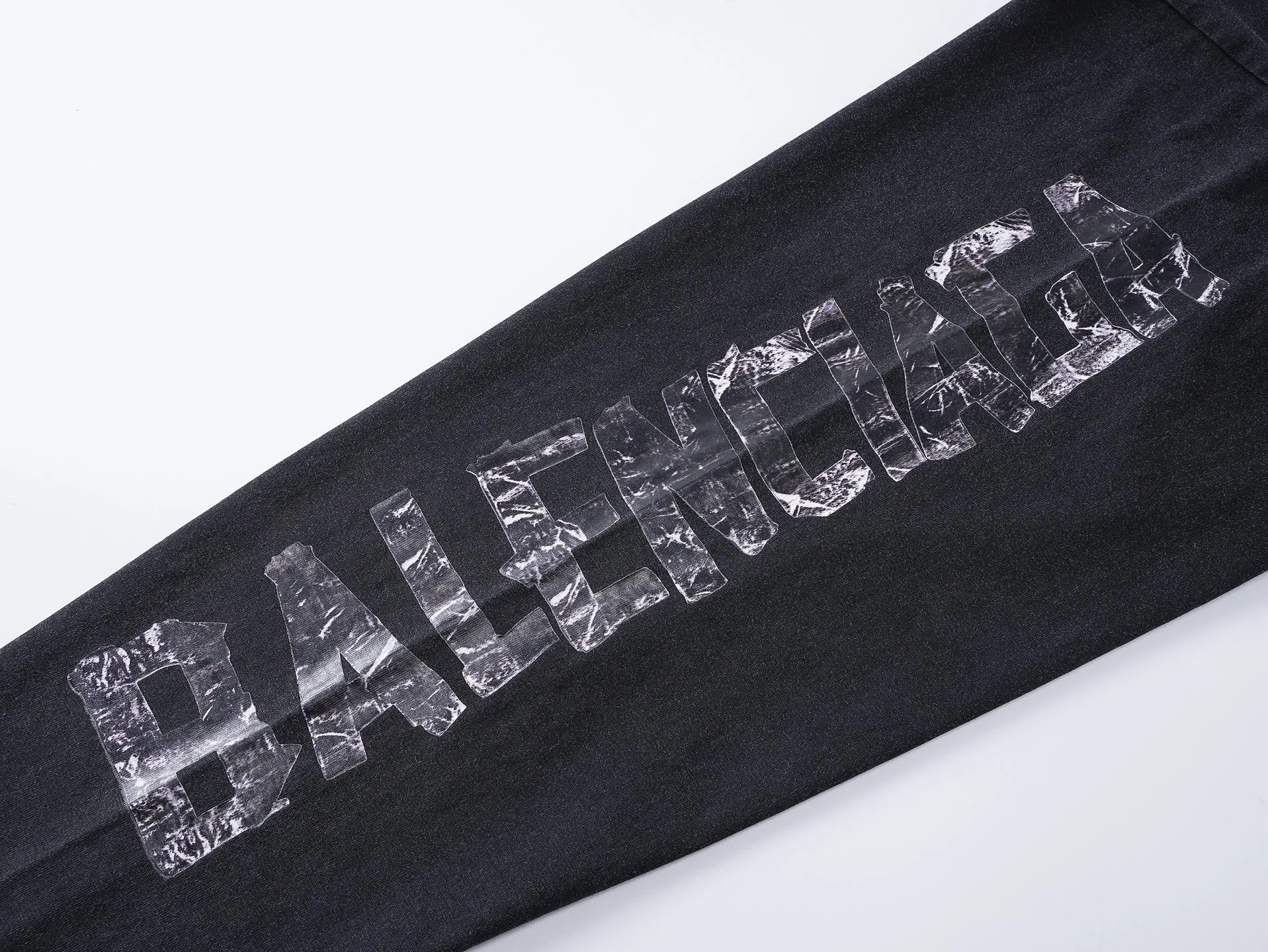 🅿️230 Detailed picture [Top version. Official website quality] BALENCI*GA/Paris.25ss latest model. Masking tape computer direct printing. LOGO embroidery on the chest, ready-to-wear washed and distressed long-sleeved T-shirt. Brick cabinet synchronization. The fabric is made of Paris ZP custom-woven and dyed 100% cotton double yarn compact cotton. The weight is 260 grams, the cloth surface is clean. The cloth pattern is clear, soft and comfortable, and the thread is dyed with no color difference. The classic pattern is printed using computer direct printing. The front chest is embroidered using a computerized embroidery machine. The letters are clear and the effect is three-dimensional. Restored brick cabinets. Ready-made clothes washed and aged. Produced by ultra-heavy craftsmanship, the market currency is very different, welcome to compare. The version adopts OS loose shoulder design. The same style for men and women. Code: BL255093 Color: Washed Black Size: XS S M L