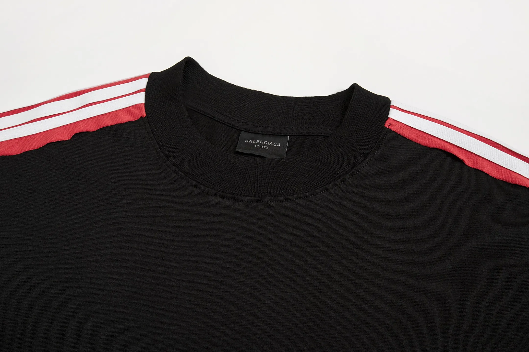 🅿️180 9200# Detailed picture Top version [[BALENCIA*GA] official website quality Paris new raglan sleeves color matching. Tie strips. Classic LOGO short-sleeved T-shirt embroidered on the front left chest OS version Loose dropped shoulders Unisex Fabric: 260 grams 100% cotton double yarn Technology: front panel printing Garment washing Shape solid color Color: black white Size: XS S M L
