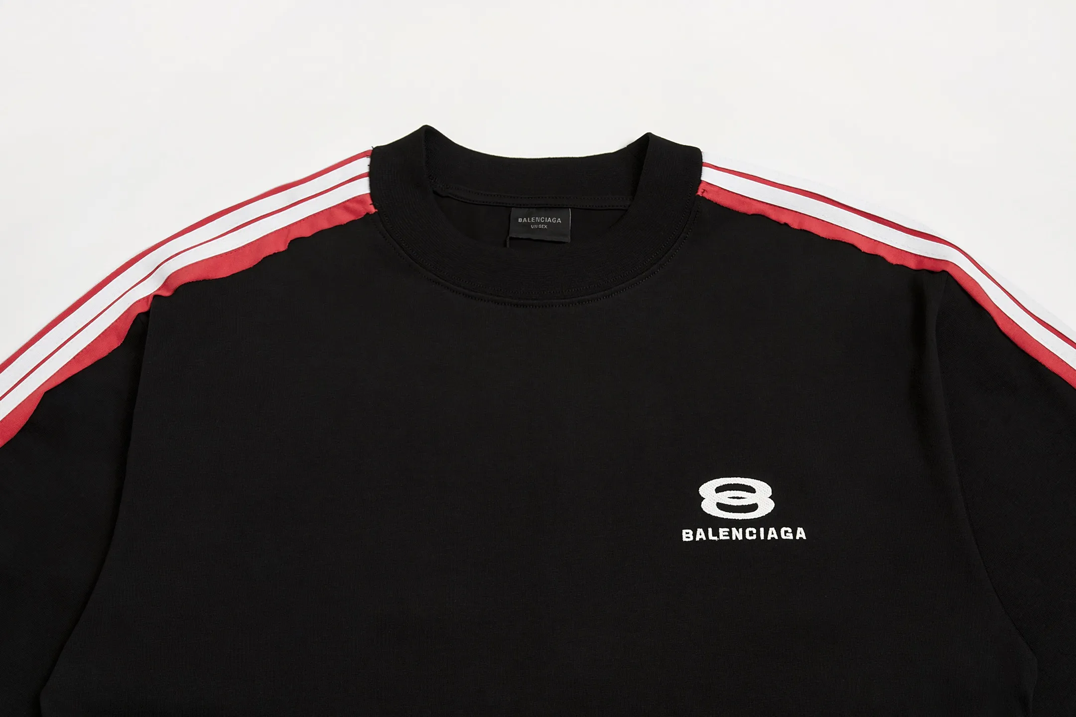 🅿️180 9200# Detailed picture Top version [[BALENCIA*GA] official website quality Paris new raglan sleeves color matching. Tie strips. Classic LOGO short-sleeved T-shirt embroidered on the front left chest OS version Loose dropped shoulders Unisex Fabric: 260 grams 100% cotton double yarn Technology: front panel printing Garment washing Shape solid color Color: black white Size: XS S M L