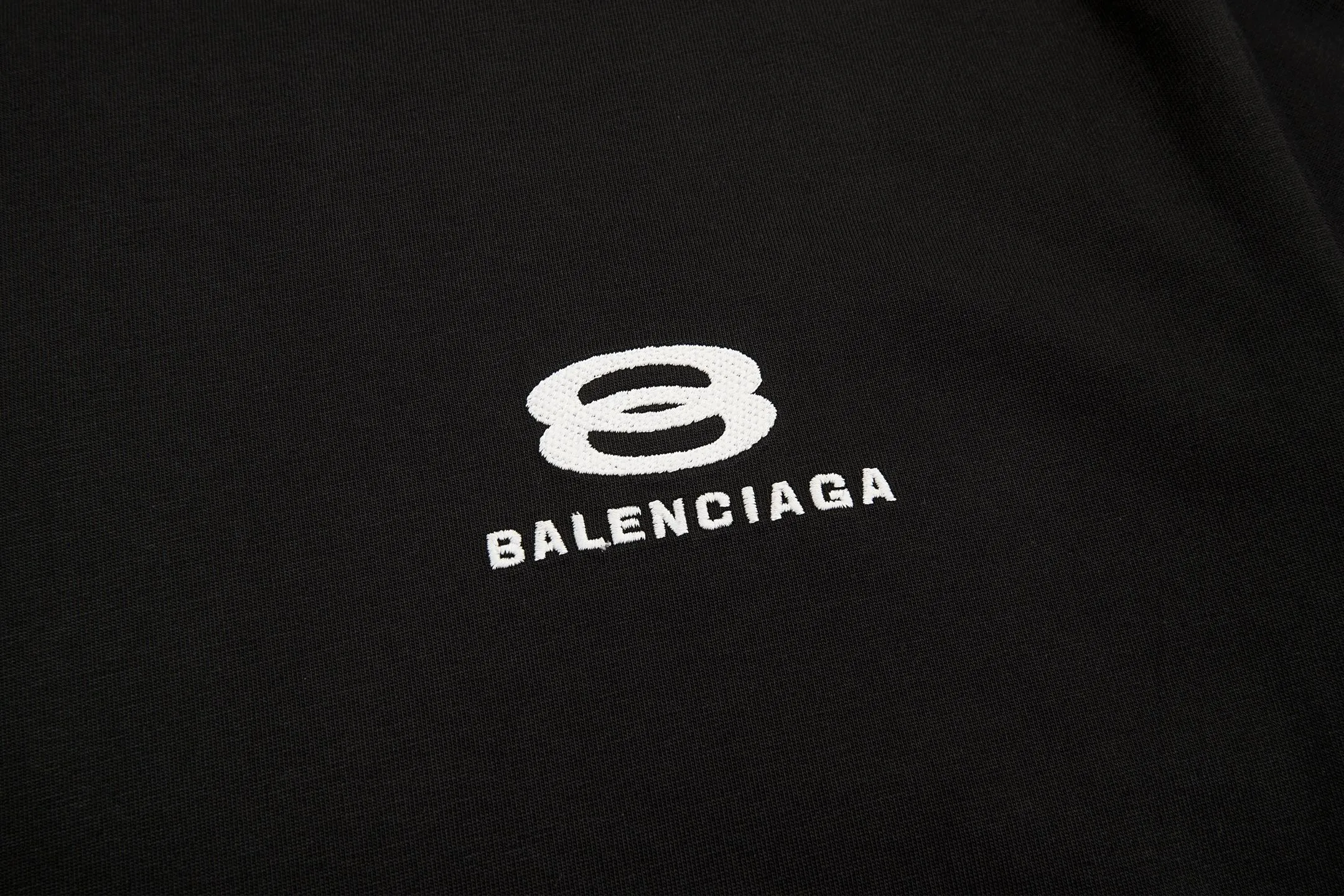 🅿️180 9200# Detailed picture Top version [[BALENCIA*GA] official website quality Paris new raglan sleeves color matching. Tie strips. Classic LOGO short-sleeved T-shirt embroidered on the front left chest OS version Loose dropped shoulders Unisex Fabric: 260 grams 100% cotton double yarn Technology: front panel printing Garment washing Shape solid color Color: black white Size: XS S M L