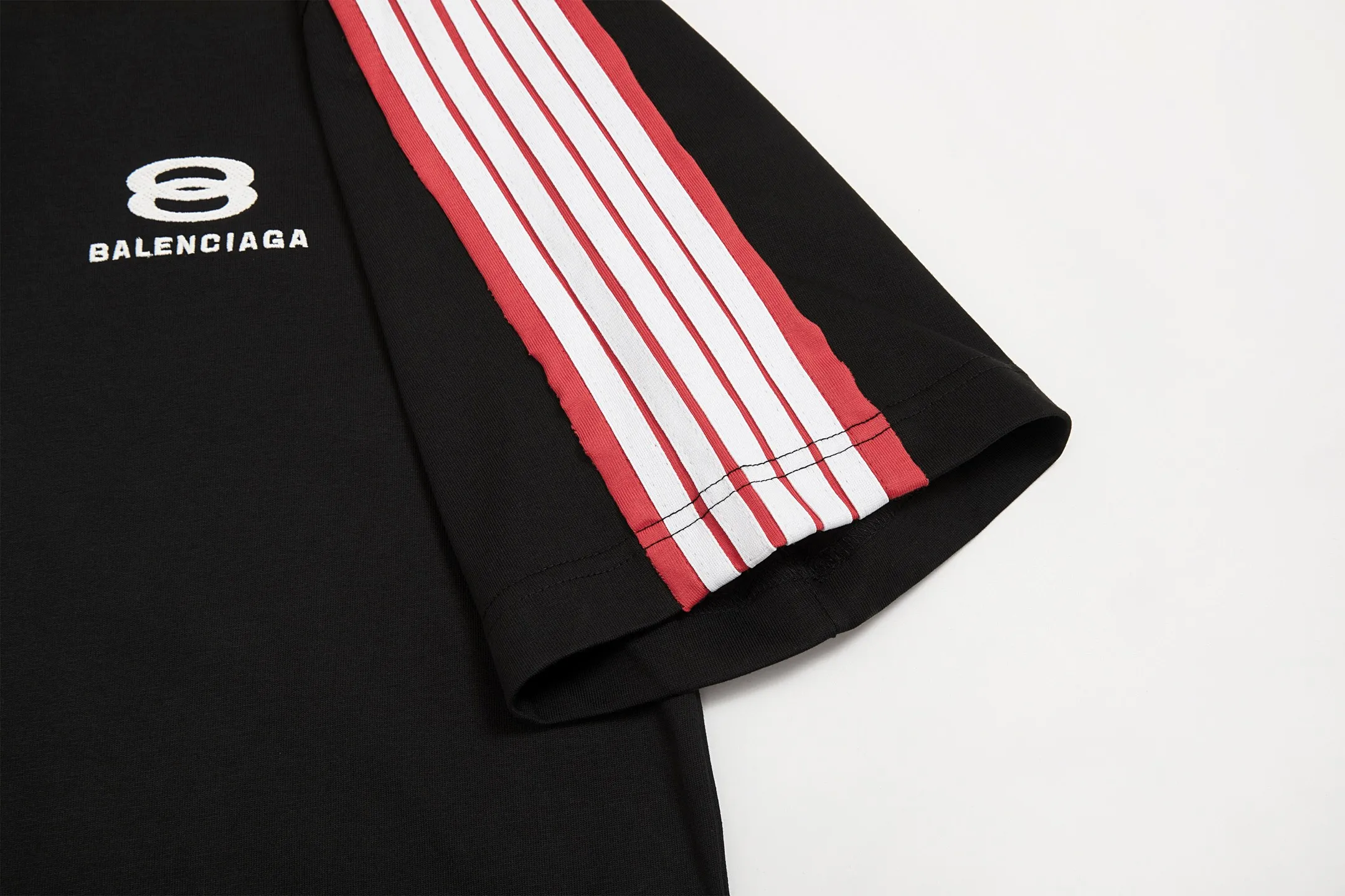 🅿️180 9200# Detailed picture Top version [[BALENCIA*GA] official website quality Paris new raglan sleeves color matching. Tie strips. Classic LOGO short-sleeved T-shirt embroidered on the front left chest OS version Loose dropped shoulders Unisex Fabric: 260 grams 100% cotton double yarn Technology: front panel printing Garment washing Shape solid color Color: black white Size: XS S M L