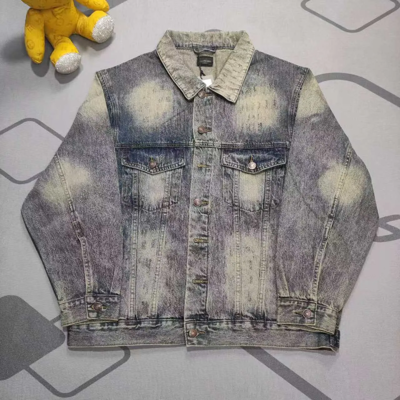 New Balenciga/Balenciaga 2023SS diamond denim denim jacket for men and women couple celebrity. Heavy washing and aging process. The whole piece is hand-worn and worn. There are 281 counter-position molds in the whole garment. The ready-made garment is sprayed with horsetail, desizing and distressing, washed with graphite, the whole piece is color-coated and yellowed, and finally fried with salt to fix the color. Multiple washes to make the old process, top-level difficult craftsmanship and top-grade fabrics with multiple washes, using warp and weft 100% cotton slub denim fabrics. It feels soft, delicate and slightly elastic, and is comfortable on the upper body. It has exquisite high-temperature hot-drilling technology and custom-made metal logo buttons to restore the clothing shape one to one.  OS version, complete with three standards, same style for men and women.  Size XS S M L P:550
