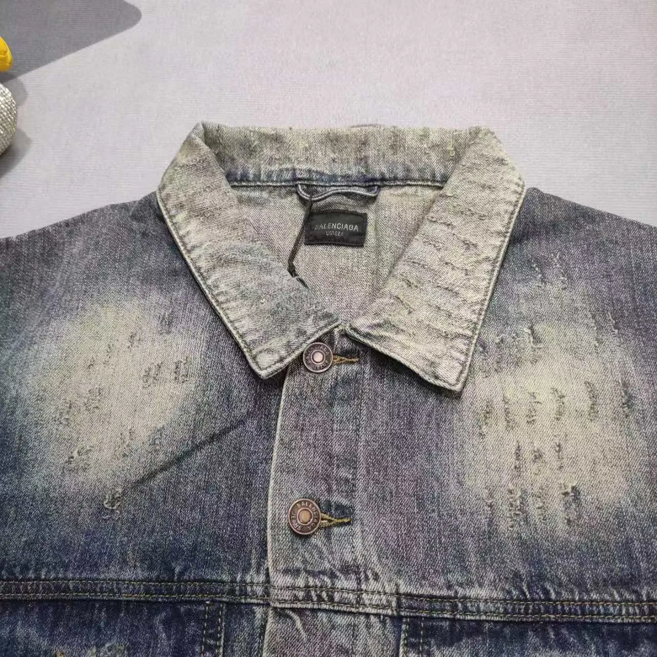 New Balenciga/Balenciaga 2023SS diamond denim denim jacket for men and women couple celebrity. Heavy washing and aging process. The whole piece is hand-worn and worn. There are 281 counter-position molds in the whole garment. The ready-made garment is sprayed with horsetail, desizing and distressing, washed with graphite, the whole piece is color-coated and yellowed, and finally fried with salt to fix the color. Multiple washes to make the old process, top-level difficult craftsmanship and top-grade fabrics with multiple washes, using warp and weft 100% cotton slub denim fabrics. It feels soft, delicate and slightly elastic, and is comfortable on the upper body. It has exquisite high-temperature hot-drilling technology and custom-made metal logo buttons to restore the clothing shape one to one.  OS version, complete with three standards, same style for men and women.  Size XS S M L P:550
