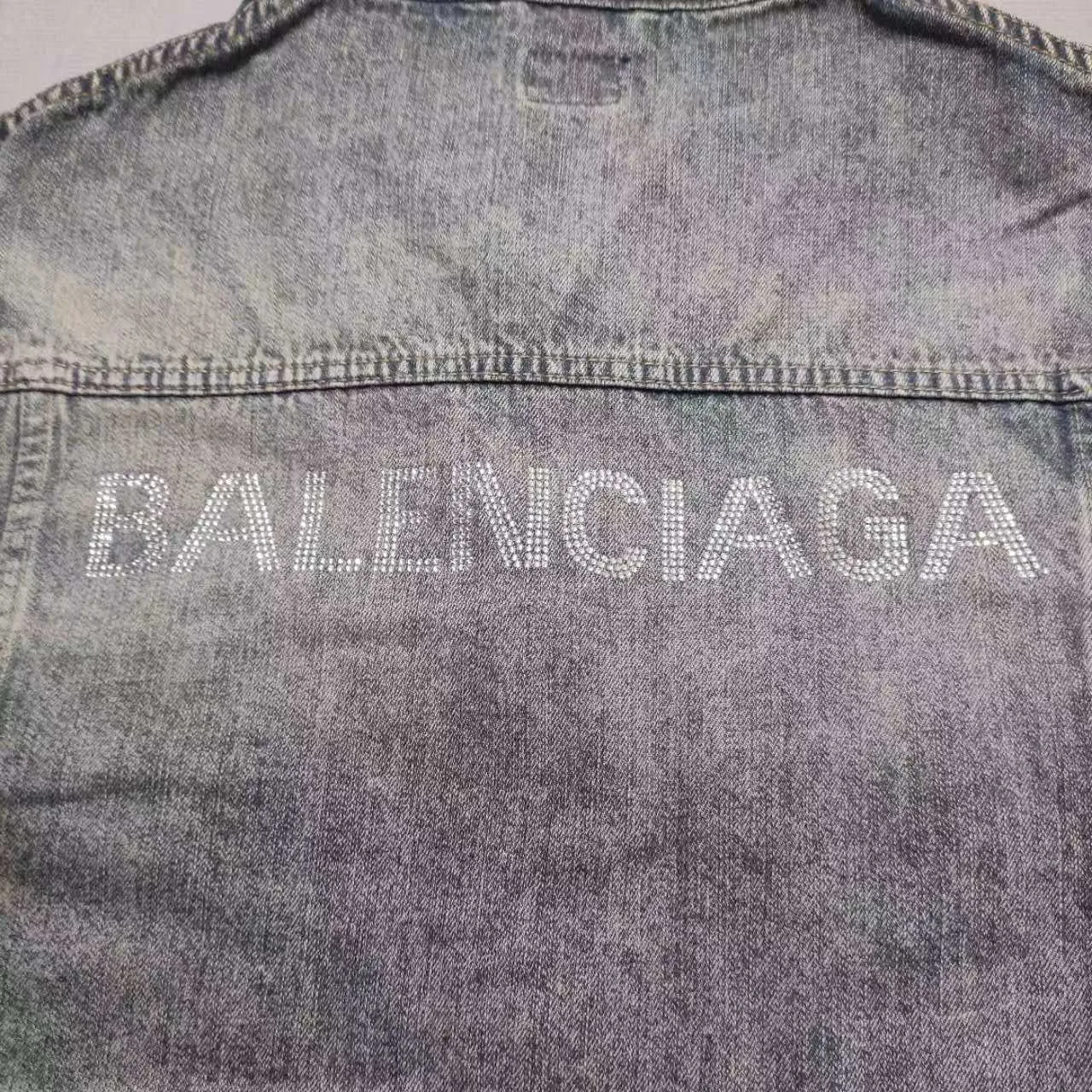New Balenciga/Balenciaga 2023SS diamond denim denim jacket for men and women couple celebrity. Heavy washing and aging process. The whole piece is hand-worn and worn. There are 281 counter-position molds in the whole garment. The ready-made garment is sprayed with horsetail, desizing and distressing, washed with graphite, the whole piece is color-coated and yellowed, and finally fried with salt to fix the color. Multiple washes to make the old process, top-level difficult craftsmanship and top-grade fabrics with multiple washes, using warp and weft 100% cotton slub denim fabrics. It feels soft, delicate and slightly elastic, and is comfortable on the upper body. It has exquisite high-temperature hot-drilling technology and custom-made metal logo buttons to restore the clothing shape one to one.  OS version, complete with three standards, same style for men and women.  Size XS S M L P:550