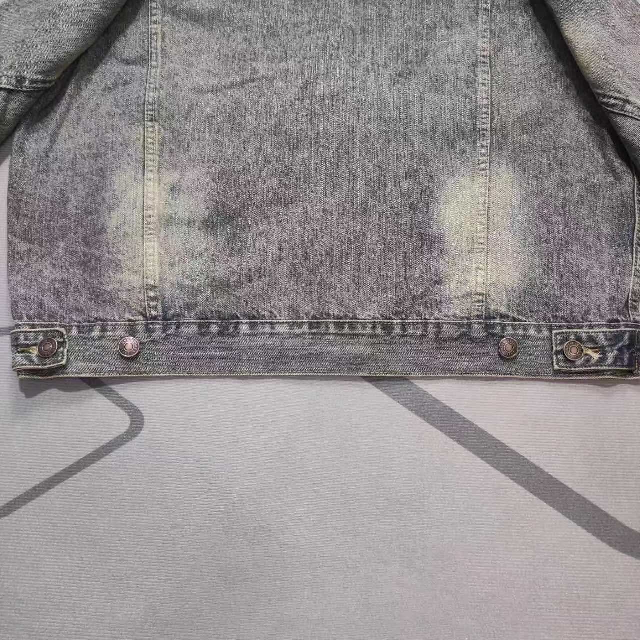 New Balenciga/Balenciaga 2023SS diamond denim denim jacket for men and women couple celebrity. Heavy washing and aging process. The whole piece is hand-worn and worn. There are 281 counter-position molds in the whole garment. The ready-made garment is sprayed with horsetail, desizing and distressing, washed with graphite, the whole piece is color-coated and yellowed, and finally fried with salt to fix the color. Multiple washes to make the old process, top-level difficult craftsmanship and top-grade fabrics with multiple washes, using warp and weft 100% cotton slub denim fabrics. It feels soft, delicate and slightly elastic, and is comfortable on the upper body. It has exquisite high-temperature hot-drilling technology and custom-made metal logo buttons to restore the clothing shape one to one.  OS version, complete with three standards, same style for men and women.  Size XS S M L P:550