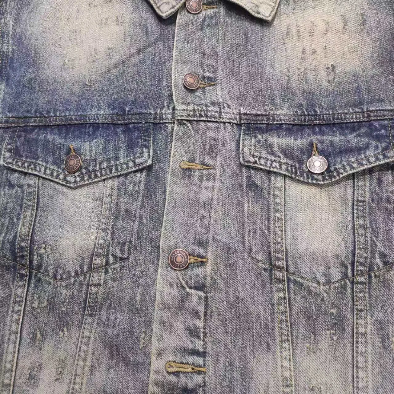 New Balenciga/Balenciaga 2023SS diamond denim denim jacket for men and women couple celebrity. Heavy washing and aging process. The whole piece is hand-worn and worn. There are 281 counter-position molds in the whole garment. The ready-made garment is sprayed with horsetail, desizing and distressing, washed with graphite, the whole piece is color-coated and yellowed, and finally fried with salt to fix the color. Multiple washes to make the old process, top-level difficult craftsmanship and top-grade fabrics with multiple washes, using warp and weft 100% cotton slub denim fabrics. It feels soft, delicate and slightly elastic, and is comfortable on the upper body. It has exquisite high-temperature hot-drilling technology and custom-made metal logo buttons to restore the clothing shape one to one.  OS version, complete with three standards, same style for men and women.  Size XS S M L P:550