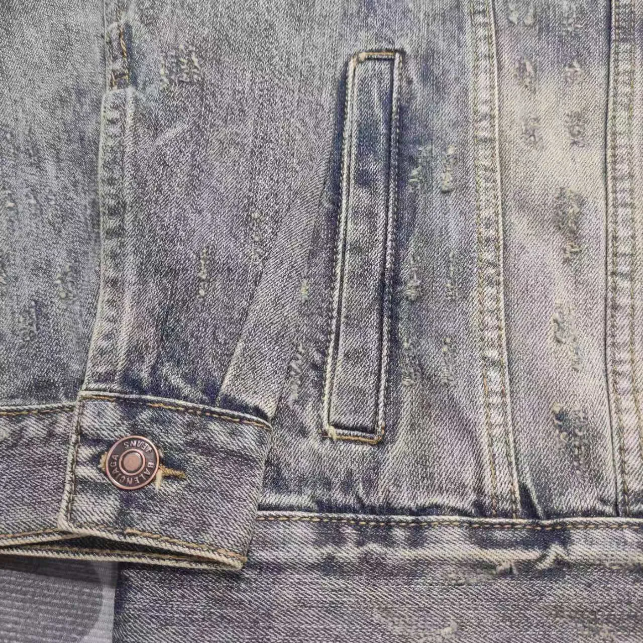 New Balenciga/Balenciaga 2023SS diamond denim denim jacket for men and women couple celebrity. Heavy washing and aging process. The whole piece is hand-worn and worn. There are 281 counter-position molds in the whole garment. The ready-made garment is sprayed with horsetail, desizing and distressing, washed with graphite, the whole piece is color-coated and yellowed, and finally fried with salt to fix the color. Multiple washes to make the old process, top-level difficult craftsmanship and top-grade fabrics with multiple washes, using warp and weft 100% cotton slub denim fabrics. It feels soft, delicate and slightly elastic, and is comfortable on the upper body. It has exquisite high-temperature hot-drilling technology and custom-made metal logo buttons to restore the clothing shape one to one.  OS version, complete with three standards, same style for men and women.  Size XS S M L P:550