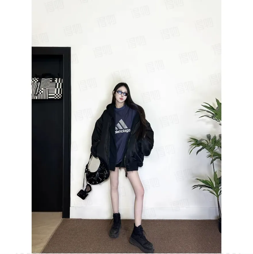 🎀Hot model pictures🎀[Updated] Top tested version BALENCIAGA/ADIDAS Balenciaga co-branded Adidas embroidered letters round neck short-sleeved T-shirt is a hot topic at the moment🔥Quality ceiling It seems to be a simple printing or embroidery, but it is not simple at all. 100% imported machine restoration, details, workmanship and fabrics are consistent with the original ones. Guaranteed no color difference with the counter. Feel free to compare ⚠️Note that the threaded collars are all original collars of certain Paris and Paris, with high wrapping. The width of the collar and cabinets are accurate to millimeters. Thick collars are not easily deformed. The collars of high-end products are all restored to cabinets. This distinguishes the large collars of the world from ordinary garbage. ⚠️Different styles of washed wheat main wheat, including imported wheat, have different colors and codes. Really restore the counter. As we all know, Balenciaga's collar labels in each quarter have different English or different colors. This distinguishes fast food products with the same common main wheat, washed wheat. ⚠️Attention to workmanship, stitching at the neckline, no folds, smooth and natural, no overlapping lines, true restoration ⚠️The fabric is made of 280g Paris-specific double yarn, which is really incomparable with the ordinary version on the market. Correct printing details, correct double yarn high weight thread, correct packaging details, all-round restoration of workmanship, all-round restoration of packaging P:270 Color: black white green SIZE: XS-S-M-L