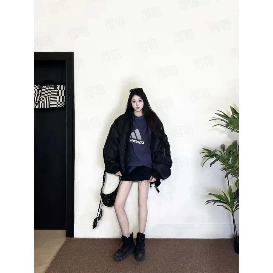 🎀Hot model pictures🎀[Updated] Top tested version BALENCIAGA/ADIDAS Balenciaga co-branded Adidas embroidered letters round neck short-sleeved T-shirt is a hot topic at the moment🔥Quality ceiling It seems to be a simple printing or embroidery, but it is not simple at all. 100% imported machine restoration, details, workmanship and fabrics are consistent with the original ones. Guaranteed no color difference with the counter. Feel free to compare ⚠️Note that the threaded collars are all original collars of certain Paris and Paris, with high wrapping. The width of the collar and cabinets are accurate to millimeters. Thick collars are not easily deformed. The collars of high-end products are all restored to cabinets. This distinguishes the large collars of the world from ordinary garbage. ⚠️Different styles of washed wheat main wheat, including imported wheat, have different colors and codes. Really restore the counter. As we all know, Balenciaga's collar labels in each quarter have different English or different colors. This distinguishes fast food products with the same common main wheat, washed wheat. ⚠️Attention to workmanship, stitching at the neckline, no folds, smooth and natural, no overlapping lines, true restoration ⚠️The fabric is made of 280g Paris-specific double yarn, which is really incomparable with the ordinary version on the market. Correct printing details, correct double yarn high weight thread, correct packaging details, all-round restoration of workmanship, all-round restoration of packaging P:270 Color: black white green SIZE: XS-S-M-L