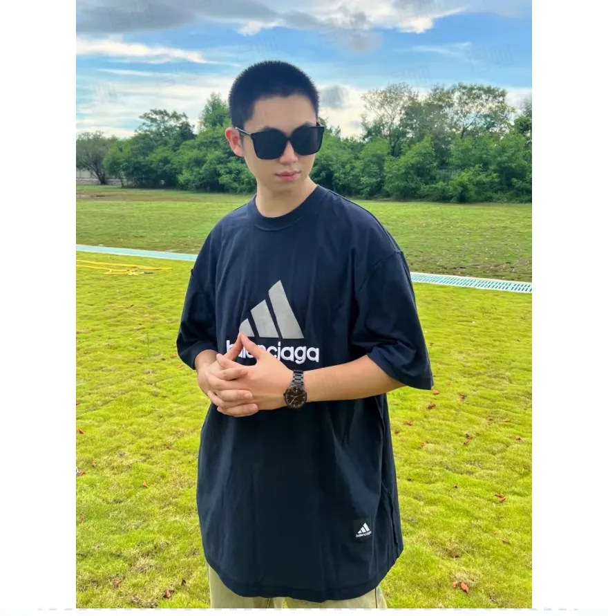 🎀Hot model pictures🎀[Updated] Top tested version BALENCIAGA/ADIDAS Balenciaga co-branded Adidas embroidered letters round neck short-sleeved T-shirt is a hot topic at the moment🔥Quality ceiling It seems to be a simple printing or embroidery, but it is not simple at all. 100% imported machine restoration, details, workmanship and fabrics are consistent with the original ones. Guaranteed no color difference with the counter. Feel free to compare ⚠️Note that the threaded collars are all original collars of certain Paris and Paris, with high wrapping. The width of the collar and cabinets are accurate to millimeters. Thick collars are not easily deformed. The collars of high-end products are all restored to cabinets. This distinguishes the large collars of the world from ordinary garbage. ⚠️Different styles of washed wheat main wheat, including imported wheat, have different colors and codes. Really restore the counter. As we all know, Balenciaga's collar labels in each quarter have different English or different colors. This distinguishes fast food products with the same common main wheat, washed wheat. ⚠️Attention to workmanship, stitching at the neckline, no folds, smooth and natural, no overlapping lines, true restoration ⚠️The fabric is made of 280g Paris-specific double yarn, which is really incomparable with the ordinary version on the market. Correct printing details, correct double yarn high weight thread, correct packaging details, all-round restoration of workmanship, all-round restoration of packaging P:270 Color: black white green SIZE: XS-S-M-L
