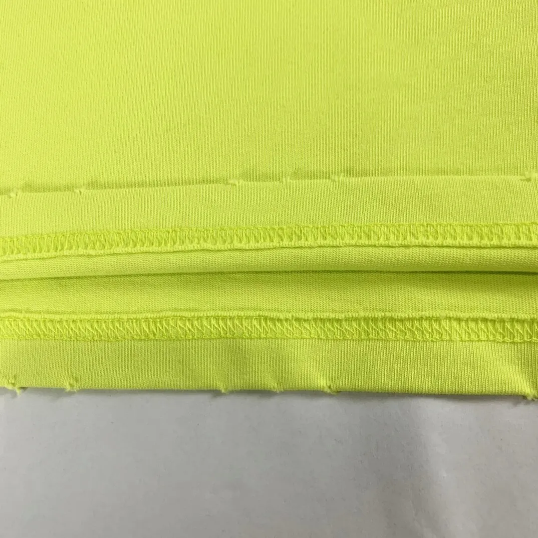 [New] Top version BALENCIAGA Paris new flame B letter LOGO destruction printed short-sleeved T-shirt The front and rear platens are hand-printed, precision mesh is used to make the stencil, imported environmentally friendly slurry is scraped, and the letters are clearly restored. The spacing between letters is all the same as the original version. The font size is consistent with the original version. The comparison code number ratio is increased and enlarged. The letters are strictly aligned to highly restore the spacing ratio and three-dimensional sense. The printing has no burrs. Basically, the color difference is minimized to be infinitely close. The printing has transparent bottom lines and no burrs. The yarn is made of Made of 18SJC and imported oil-proof treated thread, there will be no oil stains. The car is imported from Silver Sword with a knife, which does not eat the cloth or leave any cloth. The sewing machine needle uses a No. 9 round-head needle, which does not puncture or break the fibers of the fabric. The density of the thread is 3CM/14 needles, which is tight and not loose or sparse. The double-layer stitching of the back collar is firm and tight. The double chain of the shoulder is routed. The hem is tightened tightly. The fabric is full of drape and consistent with the pattern. The fabric is made of 280g double-ply double-yarn plain cotton fabric, which has full drape and smooth hand feel. Complete color matching from dyeing to craftsmanship, customized accessories with three standards. The front and rear left and right cuffs are made of imported Kornit direct-injection color-printing technology. The os dropped shoulders are loose and the same style for men and women! ! Size: XS-L Color: Black Yellow P:280