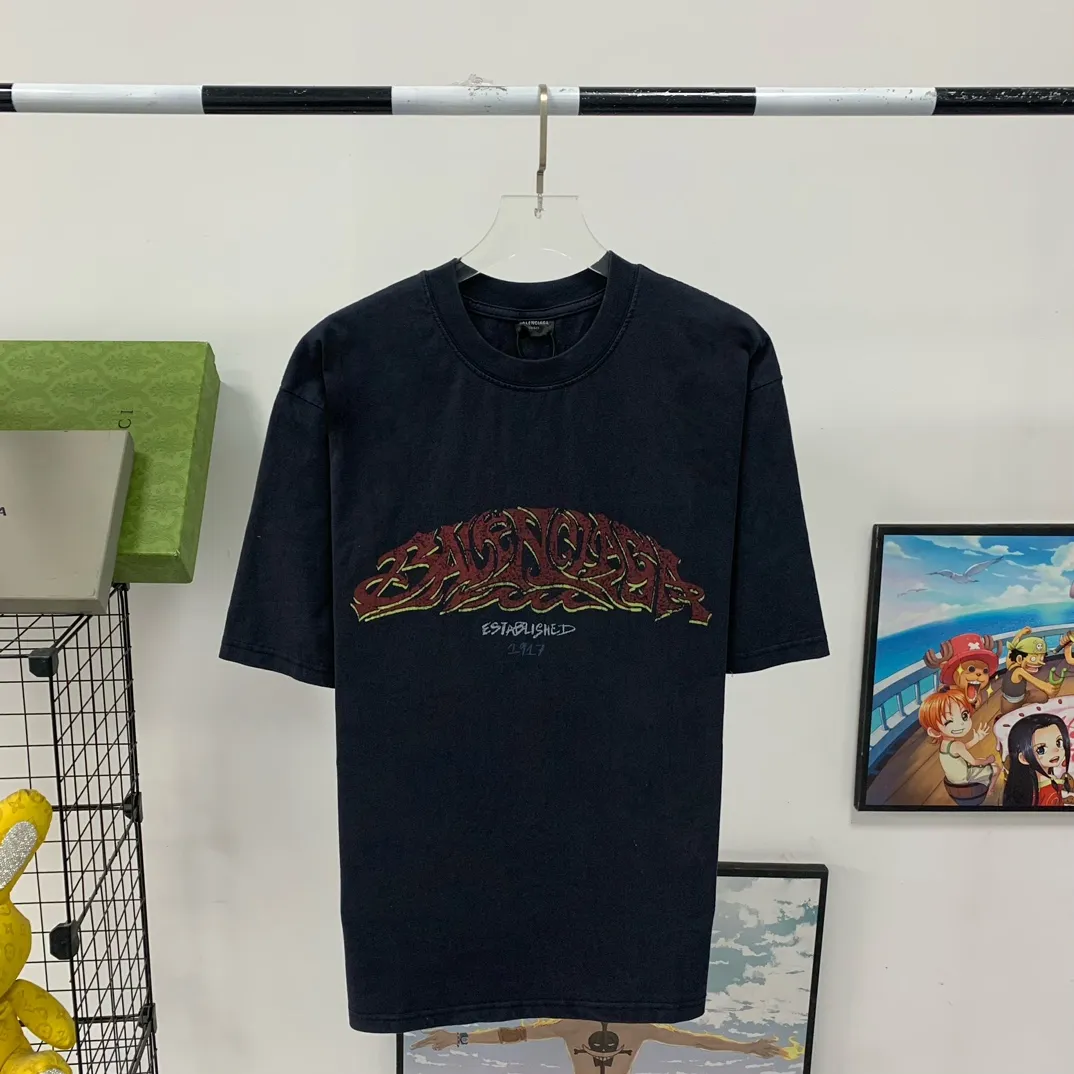 The top tested version Balenciaga 24SS flame graffiti letters distressed printed short-sleeved T-shirt. The fabric is made of 240 grams of smooth pure cotton double yarn. It is high in weight and is still cool and comfortable to wear. Balenciaga 23SS flame graffiti letters LOGO short-sleeved T-shirt! You must not miss the explosive power of this fashion! This T-shirt is really too stylish, the letter LOGO and flame graffiti are perfectly integrated together, igniting the passion for fashion! Not only It can show your personality and add a bit of rebellious and flamboyant attitude to your overall look! Whether you are a street fashionista or a fairy who pursues fashion taste, this short-sleeved T-shirt can make you look cool in a different way! Moreover, its design and tailoring are very fitting, and the comfort cannot be ignored!” This T-shirt has long become the new darling of the fashion circle. Many stars and celebrities have fallen in love with it. Just search on Instagram and you will find countless fashionistas showing off this hot item! "Journey of Flame" makes itself the focus of street fashion and attracts everyone's attention! Thermoset ink printing uses chemical ink as pigment and requires high temperature drying to solidify the ink onto the fabric for a unique aged effect‼ ️ 🤩Made of custom-woven pure cotton fabric, it is close-fitting and comfortable, and has a first-class feel! The loose fit creates an oversize silhouette, and the small neckline design is very slim, and is more popular among young men and women 🙋🏻‍♀️! The ribbed round neck and retro plain fabric mid-cut design create a unique style and charm! The upper body shape is not flattering, and it can be worn with a couple outfit! Color: distressed pink, washed black, size S～XL p:270