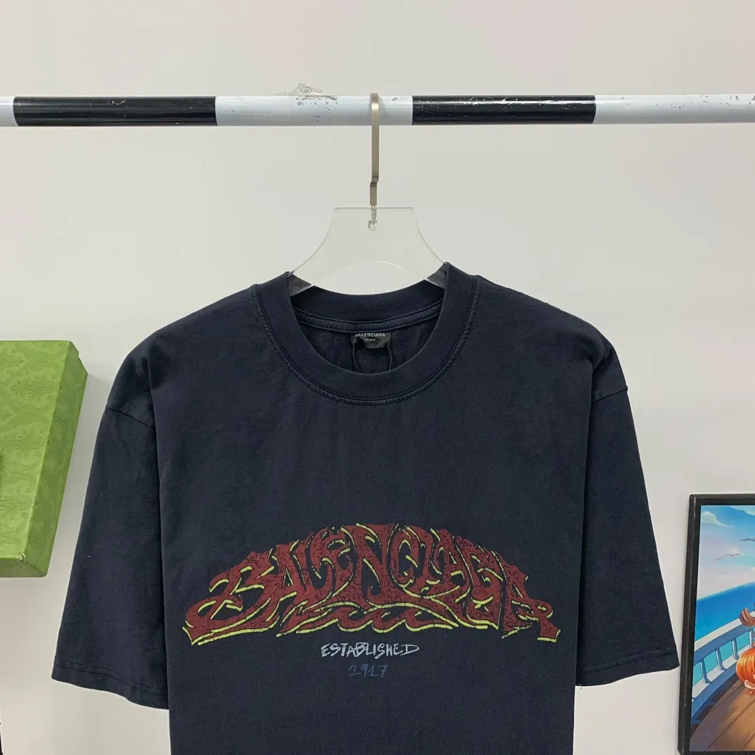 The top tested version Balenciaga 24SS flame graffiti letters distressed printed short-sleeved T-shirt. The fabric is made of 240 grams of smooth pure cotton double yarn. It is high in weight and is still cool and comfortable to wear. Balenciaga 23SS flame graffiti letters LOGO short-sleeved T-shirt! You must not miss the explosive power of this fashion! This T-shirt is really too stylish, the letter LOGO and flame graffiti are perfectly integrated together, igniting the passion for fashion! Not only It can show your personality and add a bit of rebellious and flamboyant attitude to your overall look! Whether you are a street fashionista or a fairy who pursues fashion taste, this short-sleeved T-shirt can make you look cool in a different way! Moreover, its design and tailoring are very fitting, and the comfort cannot be ignored!” This T-shirt has long become the new darling of the fashion circle. Many stars and celebrities have fallen in love with it. Just search on Instagram and you will find countless fashionistas showing off this hot item! "Journey of Flame" makes itself the focus of street fashion and attracts everyone's attention! Thermoset ink printing uses chemical ink as pigment and requires high temperature drying to solidify the ink onto the fabric for a unique aged effect‼ ️ 🤩Made of custom-woven pure cotton fabric, it is close-fitting and comfortable, and has a first-class feel! The loose fit creates an oversize silhouette, and the small neckline design is very slim, and is more popular among young men and women 🙋🏻‍♀️! The ribbed round neck and retro plain fabric mid-cut design create a unique style and charm! The upper body shape is not flattering, and it can be worn with a couple outfit! Color: distressed pink, washed black, size S～XL p:270