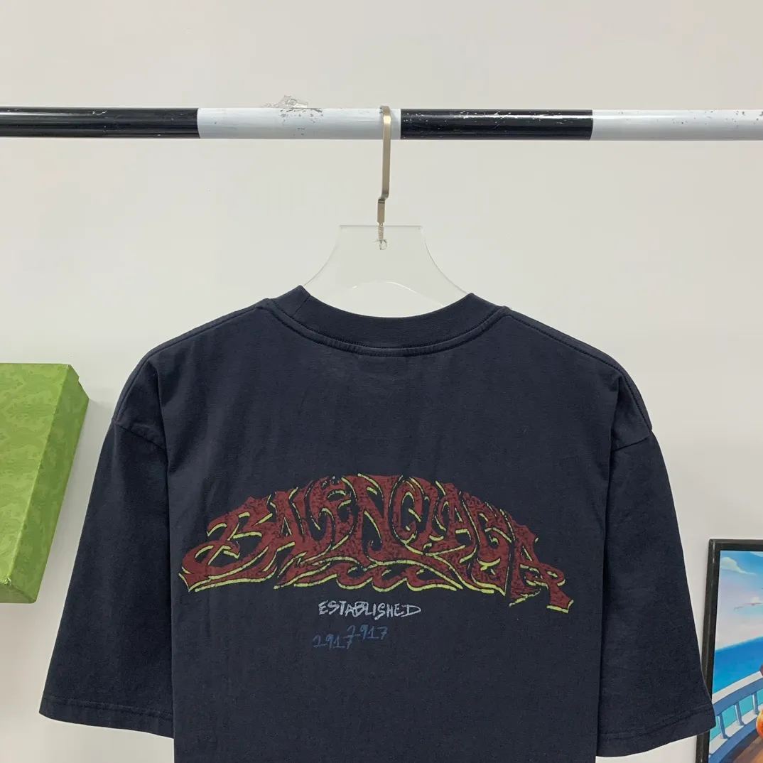 The top tested version Balenciaga 24SS flame graffiti letters distressed printed short-sleeved T-shirt. The fabric is made of 240 grams of smooth pure cotton double yarn. It is high in weight and is still cool and comfortable to wear. Balenciaga 23SS flame graffiti letters LOGO short-sleeved T-shirt! You must not miss the explosive power of this fashion! This T-shirt is really too stylish, the letter LOGO and flame graffiti are perfectly integrated together, igniting the passion for fashion! Not only It can show your personality and add a bit of rebellious and flamboyant attitude to your overall look! Whether you are a street fashionista or a fairy who pursues fashion taste, this short-sleeved T-shirt can make you look cool in a different way! Moreover, its design and tailoring are very fitting, and the comfort cannot be ignored!” This T-shirt has long become the new darling of the fashion circle. Many stars and celebrities have fallen in love with it. Just search on Instagram and you will find countless fashionistas showing off this hot item! "Journey of Flame" makes itself the focus of street fashion and attracts everyone's attention! Thermoset ink printing uses chemical ink as pigment and requires high temperature drying to solidify the ink onto the fabric for a unique aged effect‼ ️ 🤩Made of custom-woven pure cotton fabric, it is close-fitting and comfortable, and has a first-class feel! The loose fit creates an oversize silhouette, and the small neckline design is very slim, and is more popular among young men and women 🙋🏻‍♀️! The ribbed round neck and retro plain fabric mid-cut design create a unique style and charm! The upper body shape is not flattering, and it can be worn with a couple outfit! Color: distressed pink, washed black, size S～XL p:270