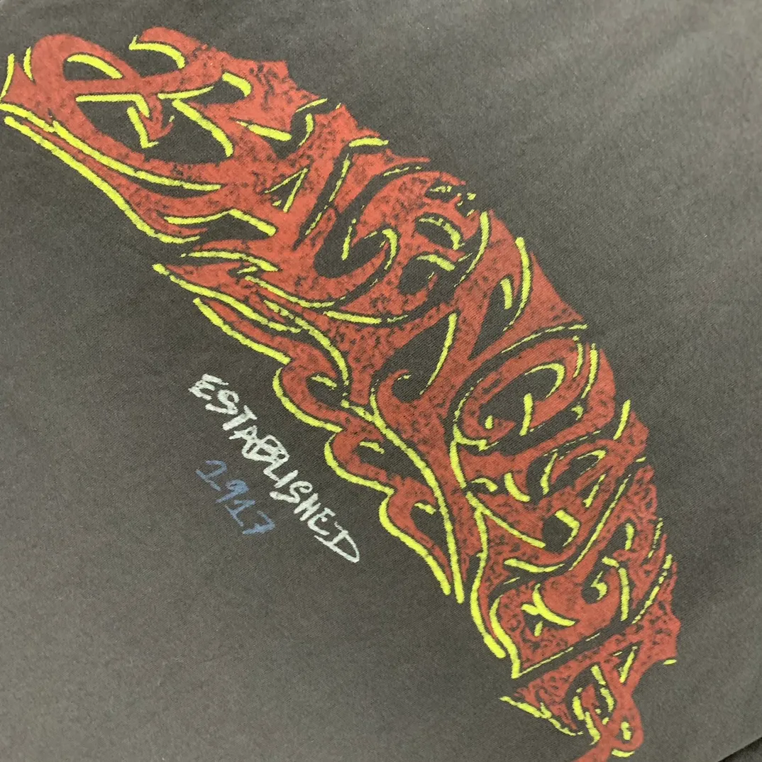 The top tested version Balenciaga 24SS flame graffiti letters distressed printed short-sleeved T-shirt. The fabric is made of 240 grams of smooth pure cotton double yarn. It is high in weight and is still cool and comfortable to wear. Balenciaga 23SS flame graffiti letters LOGO short-sleeved T-shirt! You must not miss the explosive power of this fashion! This T-shirt is really too stylish, the letter LOGO and flame graffiti are perfectly integrated together, igniting the passion for fashion! Not only It can show your personality and add a bit of rebellious and flamboyant attitude to your overall look! Whether you are a street fashionista or a fairy who pursues fashion taste, this short-sleeved T-shirt can make you look cool in a different way! Moreover, its design and tailoring are very fitting, and the comfort cannot be ignored!” This T-shirt has long become the new darling of the fashion circle. Many stars and celebrities have fallen in love with it. Just search on Instagram and you will find countless fashionistas showing off this hot item! "Journey of Flame" makes itself the focus of street fashion and attracts everyone's attention! Thermoset ink printing uses chemical ink as pigment and requires high temperature drying to solidify the ink onto the fabric for a unique aged effect‼ ️ 🤩Made of custom-woven pure cotton fabric, it is close-fitting and comfortable, and has a first-class feel! The loose fit creates an oversize silhouette, and the small neckline design is very slim, and is more popular among young men and women 🙋🏻‍♀️! The ribbed round neck and retro plain fabric mid-cut design create a unique style and charm! The upper body shape is not flattering, and it can be worn with a couple outfit! Color: distressed pink, washed black, size S～XL p:270