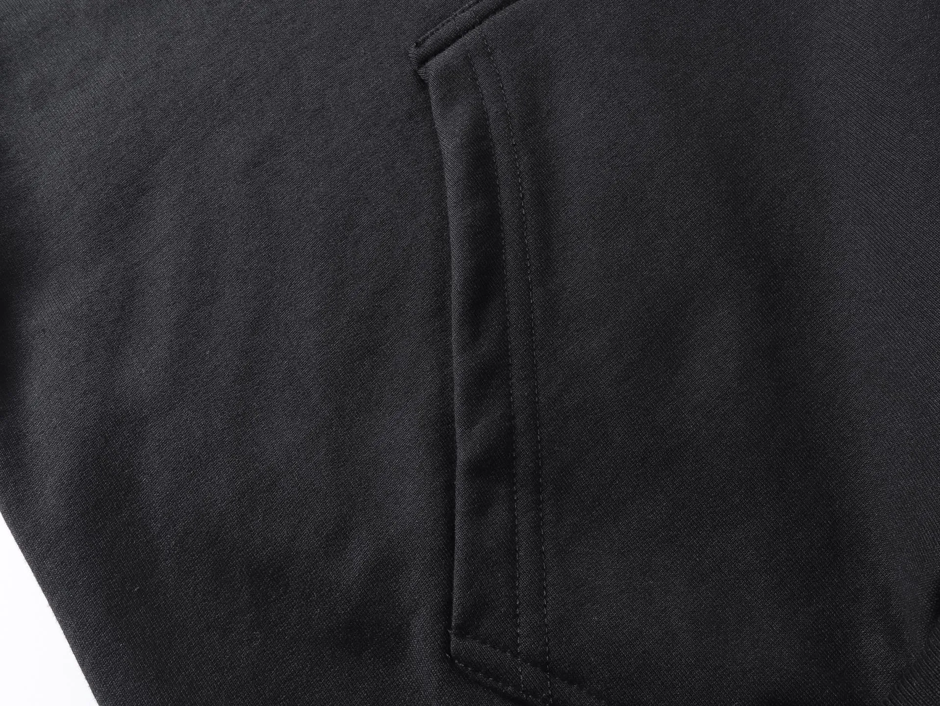 🅿️350 real photos [Top version. Official website quality] BALENCI*GA/SS26 new model. The Paris LOGO is embroidered on the front and back. The front neckline has a POLO collared hooded sweatshirt, the latest SS26 model. Research and development at the first time, different market currencies. Comparisons welcome. The fabric is made of Paris ZP custom-woven and dyed cotton sweatshirt. Weighing 460 grams, the cloth surface is clean. The cloth pattern is clear, soft and comfortable. The threads are dyed with no color difference. The embroidery is done using embroidery machines imported from Tajima. The version adopts OS loose shoulder design. Same style for men and women. Code: BL259979 Color: Black Size: XS S M L