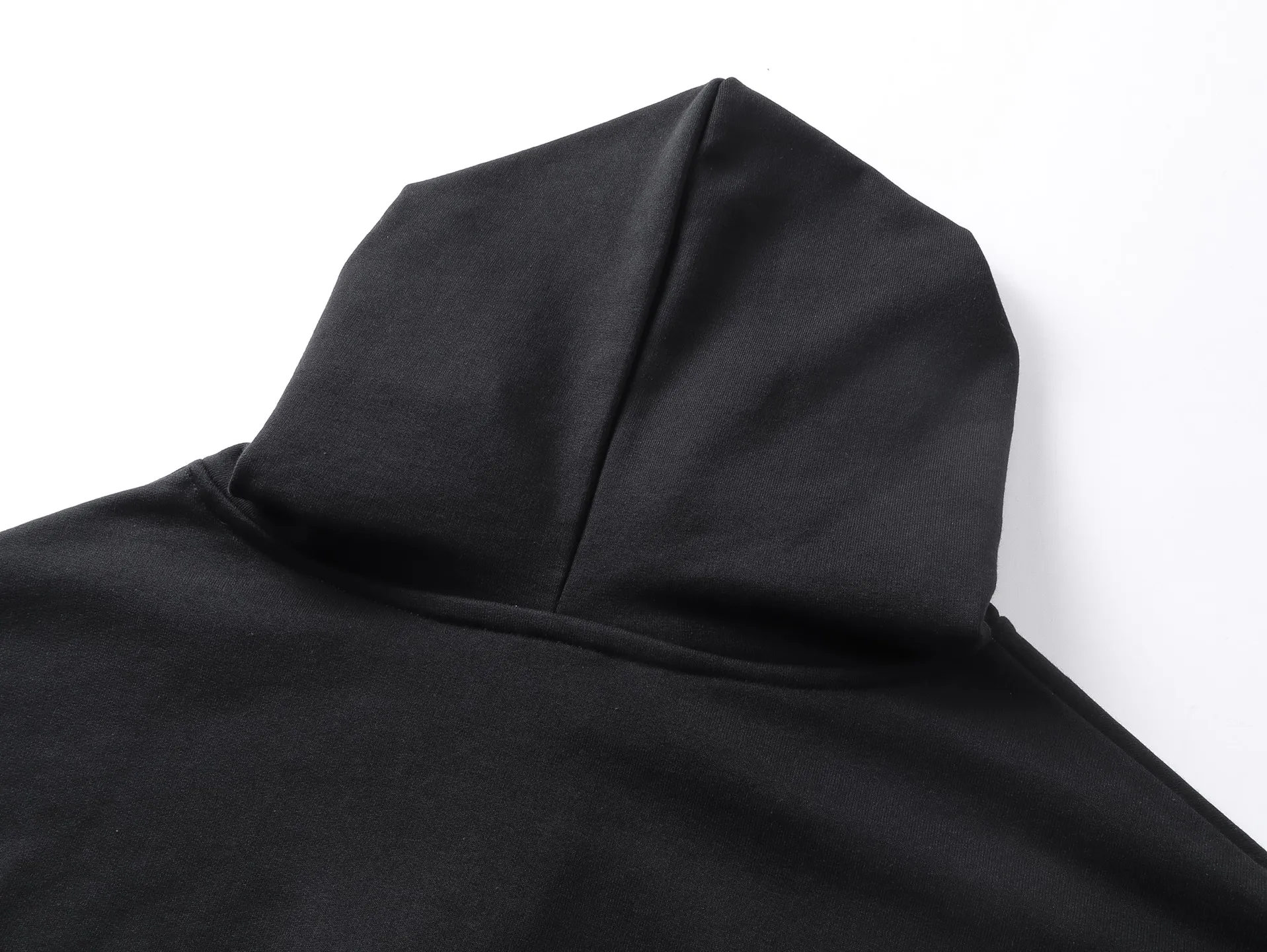 🅿️350 real photos [Top version. Official website quality] BALENCI*GA/SS26 new model. The Paris LOGO is embroidered on the front and back. The front neckline has a POLO collared hooded sweatshirt, the latest SS26 model. Research and development at the first time, different market currencies. Comparisons welcome. The fabric is made of Paris ZP custom-woven and dyed cotton sweatshirt. Weighing 460 grams, the cloth surface is clean. The cloth pattern is clear, soft and comfortable. The threads are dyed with no color difference. The embroidery is done using embroidery machines imported from Tajima. The version adopts OS loose shoulder design. Same style for men and women. Code: BL259979 Color: Black Size: XS S M L