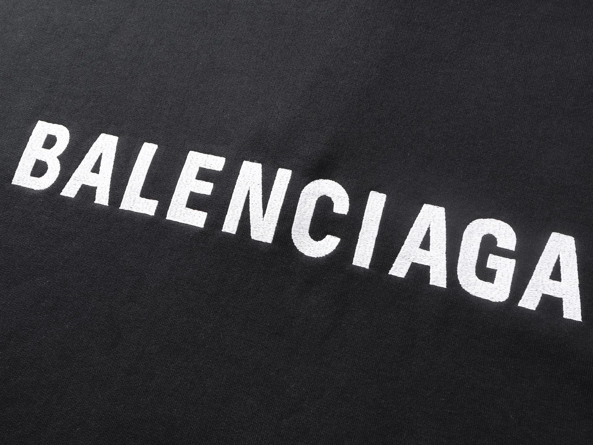 🅿️350 real photos [Top version. Official website quality] BALENCI*GA/SS26 new model. The Paris LOGO is embroidered on the front and back. The front neckline has a POLO collared hooded sweatshirt, the latest SS26 model. Research and development at the first time, different market currencies. Comparisons welcome. The fabric is made of Paris ZP custom-woven and dyed cotton sweatshirt. Weighing 460 grams, the cloth surface is clean. The cloth pattern is clear, soft and comfortable. The threads are dyed with no color difference. The embroidery is done using embroidery machines imported from Tajima. The version adopts OS loose shoulder design. Same style for men and women. Code: BL259979 Color: Black Size: XS S M L