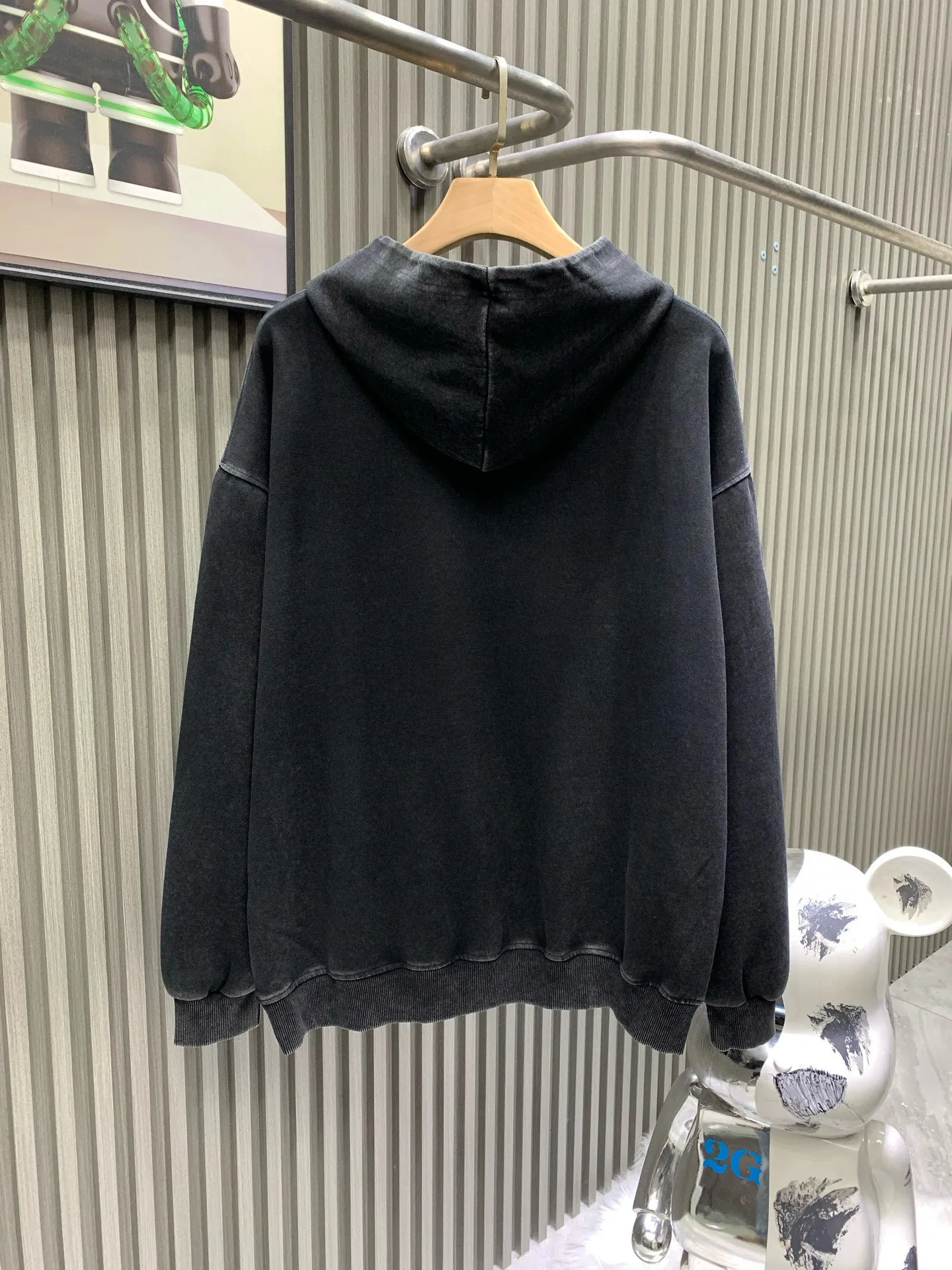 🅿️310 Balenciaga Balenciaga 𝗕𝗮𝗹𝗲𝗻𝗰𝗶𝗮𝗴 Balenciaga Lady Liberty hooded sweatshirt. The weight is 400g. The process uses an imported direct injection machine to convert the color block color into a continuous tone color and improve the purity and stability of color reproduction. The pattern is clear and the sense of lines and three-dimensionality are strong. After printing, the garments are fried and washed. The stone mill washing process is used to locate the holes. The garments are processed using stone mill laser positioning to manually destroy the wear effect. Every wear and tear is made by hand, so that the natural wear of the fabric can achieve the most harmonious visual effect. The fabric is then dyed through soft washing. The garments are constantly immersed in dye and tumbling. The color of the original fabric is changed to create a nostalgic color. The printing changes after special treatment during the washing process, showing a vague old-fashioned effect of the printing.