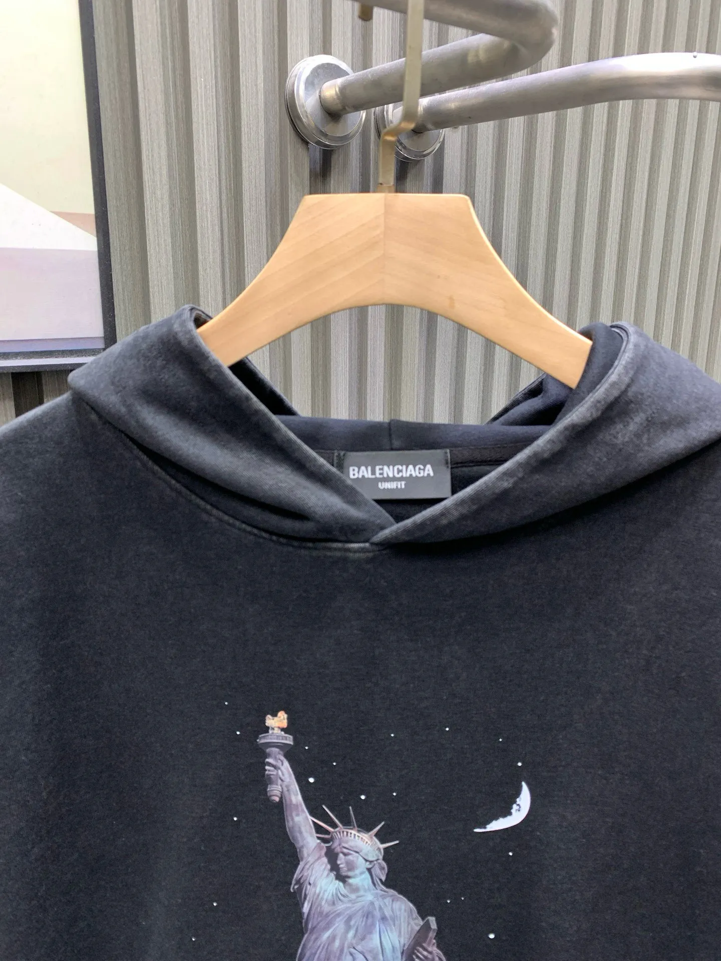 🅿️310 Balenciaga Balenciaga 𝗕𝗮𝗹𝗲𝗻𝗰𝗶𝗮𝗴 Balenciaga Lady Liberty hooded sweatshirt. The weight is 400g. The process uses an imported direct injection machine to convert the color block color into a continuous tone color and improve the purity and stability of color reproduction. The pattern is clear and the sense of lines and three-dimensionality are strong. After printing, the garments are fried and washed. The stone mill washing process is used to locate the holes. The garments are processed using stone mill laser positioning to manually destroy the wear effect. Every wear and tear is made by hand, so that the natural wear of the fabric can achieve the most harmonious visual effect. The fabric is then dyed through soft washing. The garments are constantly immersed in dye and tumbling. The color of the original fabric is changed to create a nostalgic color. The printing changes after special treatment during the washing process, showing a vague old-fashioned effect of the printing.