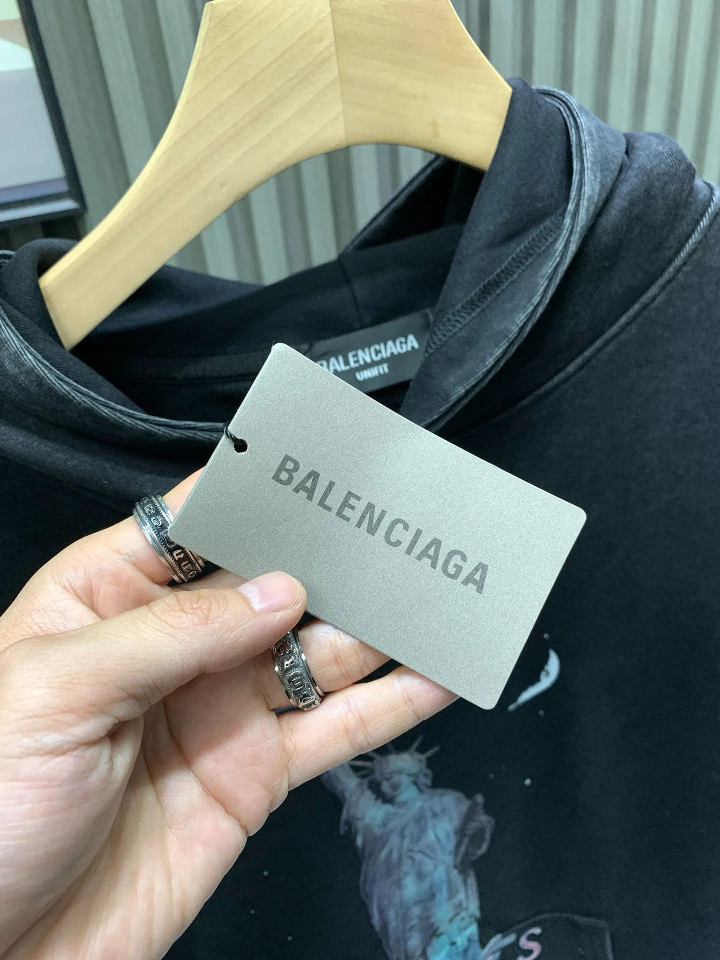 🅿️310 Balenciaga Balenciaga 𝗕𝗮𝗹𝗲𝗻𝗰𝗶𝗮𝗴 Balenciaga Lady Liberty hooded sweatshirt. The weight is 400g. The process uses an imported direct injection machine to convert the color block color into a continuous tone color and improve the purity and stability of color reproduction. The pattern is clear and the sense of lines and three-dimensionality are strong. After printing, the garments are fried and washed. The stone mill washing process is used to locate the holes. The garments are processed using stone mill laser positioning to manually destroy the wear effect. Every wear and tear is made by hand, so that the natural wear of the fabric can achieve the most harmonious visual effect. The fabric is then dyed through soft washing. The garments are constantly immersed in dye and tumbling. The color of the original fabric is changed to create a nostalgic color. The printing changes after special treatment during the washing process, showing a vague old-fashioned effect of the printing.