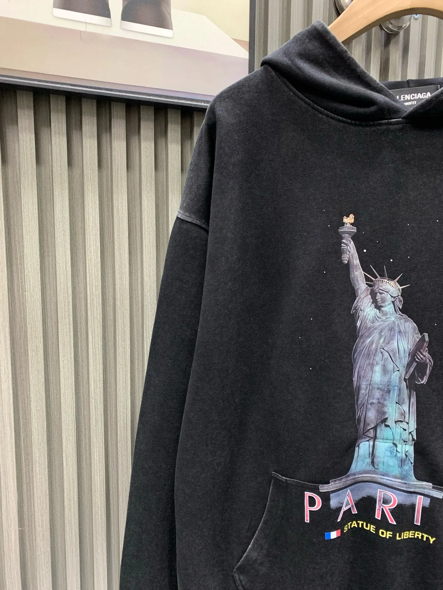 🅿️310 Balenciaga Balenciaga 𝗕𝗮𝗹𝗲𝗻𝗰𝗶𝗮𝗴 Balenciaga Lady Liberty hooded sweatshirt. The weight is 400g. The process uses an imported direct injection machine to convert the color block color into a continuous tone color and improve the purity and stability of color reproduction. The pattern is clear and the sense of lines and three-dimensionality are strong. After printing, the garments are fried and washed. The stone mill washing process is used to locate the holes. The garments are processed using stone mill laser positioning to manually destroy the wear effect. Every wear and tear is made by hand, so that the natural wear of the fabric can achieve the most harmonious visual effect. The fabric is then dyed through soft washing. The garments are constantly immersed in dye and tumbling. The color of the original fabric is changed to create a nostalgic color. The printing changes after special treatment during the washing process, showing a vague old-fashioned effect of the printing.