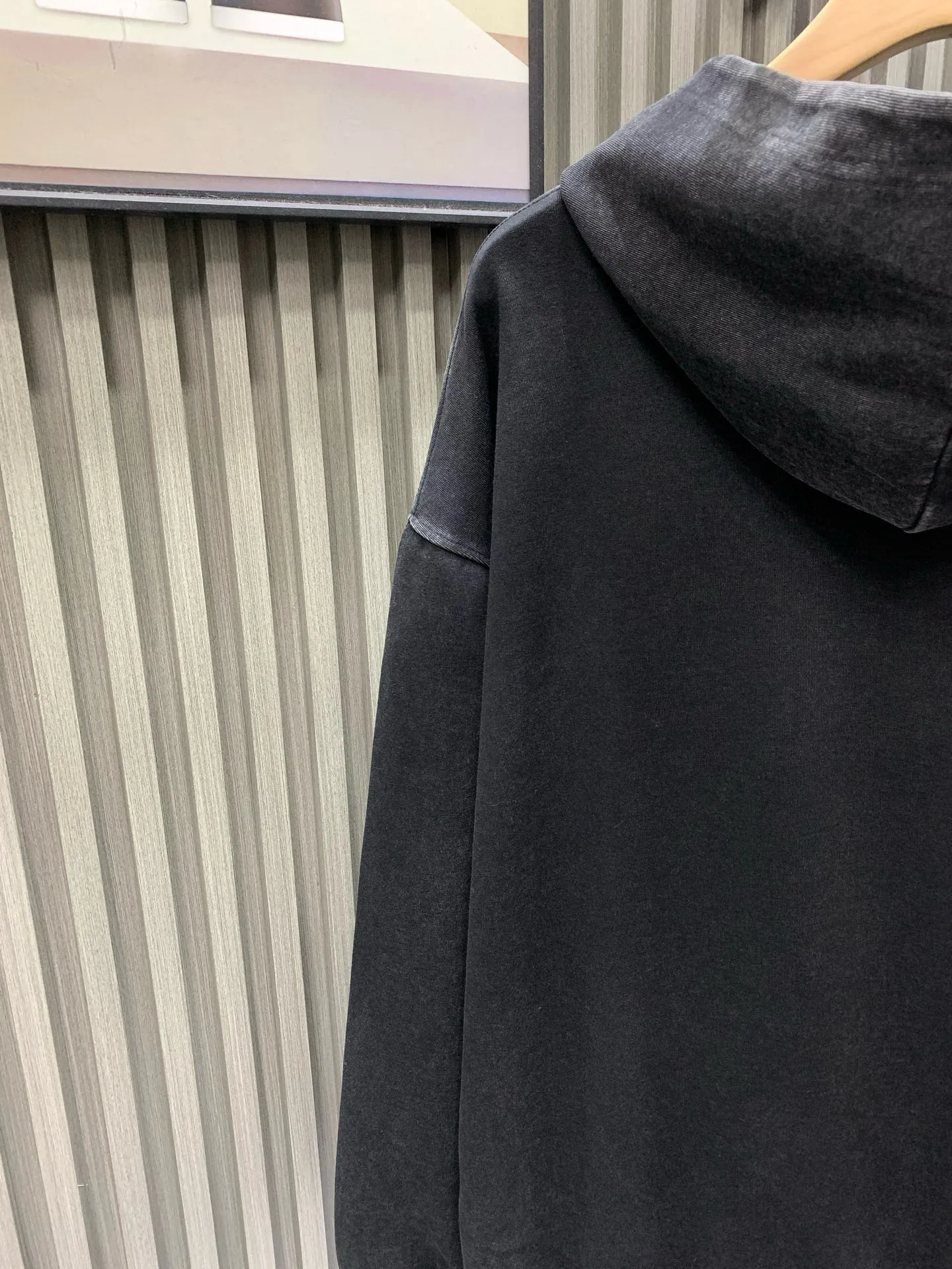 🅿️310 Balenciaga Balenciaga 𝗕𝗮𝗹𝗲𝗻𝗰𝗶𝗮𝗴 Balenciaga Lady Liberty hooded sweatshirt. The weight is 400g. The process uses an imported direct injection machine to convert the color block color into a continuous tone color and improve the purity and stability of color reproduction. The pattern is clear and the sense of lines and three-dimensionality are strong. After printing, the garments are fried and washed. The stone mill washing process is used to locate the holes. The garments are processed using stone mill laser positioning to manually destroy the wear effect. Every wear and tear is made by hand, so that the natural wear of the fabric can achieve the most harmonious visual effect. The fabric is then dyed through soft washing. The garments are constantly immersed in dye and tumbling. The color of the original fabric is changed to create a nostalgic color. The printing changes after special treatment during the washing process, showing a vague old-fashioned effect of the printing.