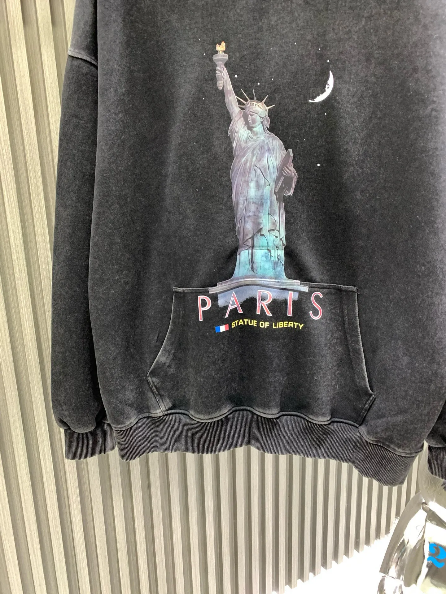 🅿️310 Balenciaga Balenciaga 𝗕𝗮𝗹𝗲𝗻𝗰𝗶𝗮𝗴 Balenciaga Lady Liberty hooded sweatshirt. The weight is 400g. The process uses an imported direct injection machine to convert the color block color into a continuous tone color and improve the purity and stability of color reproduction. The pattern is clear and the sense of lines and three-dimensionality are strong. After printing, the garments are fried and washed. The stone mill washing process is used to locate the holes. The garments are processed using stone mill laser positioning to manually destroy the wear effect. Every wear and tear is made by hand, so that the natural wear of the fabric can achieve the most harmonious visual effect. The fabric is then dyed through soft washing. The garments are constantly immersed in dye and tumbling. The color of the original fabric is changed to create a nostalgic color. The printing changes after special treatment during the washing process, showing a vague old-fashioned effect of the printing.