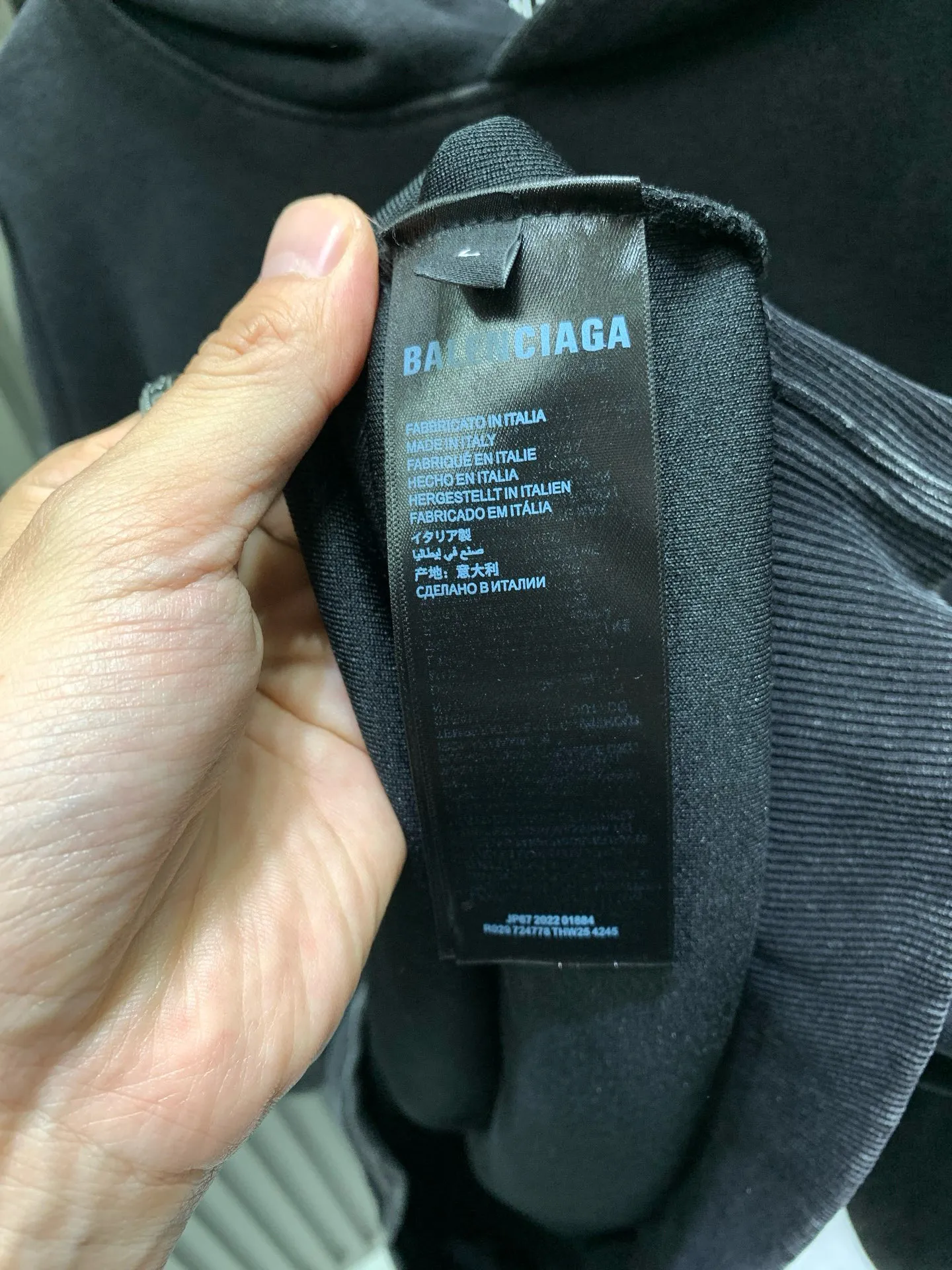 🅿️310 Balenciaga Balenciaga 𝗕𝗮𝗹𝗲𝗻𝗰𝗶𝗮𝗴 Balenciaga Lady Liberty hooded sweatshirt. The weight is 400g. The process uses an imported direct injection machine to convert the color block color into a continuous tone color and improve the purity and stability of color reproduction. The pattern is clear and the sense of lines and three-dimensionality are strong. After printing, the garments are fried and washed. The stone mill washing process is used to locate the holes. The garments are processed using stone mill laser positioning to manually destroy the wear effect. Every wear and tear is made by hand, so that the natural wear of the fabric can achieve the most harmonious visual effect. The fabric is then dyed through soft washing. The garments are constantly immersed in dye and tumbling. The color of the original fabric is changed to create a nostalgic color. The printing changes after special treatment during the washing process, showing a vague old-fashioned effect of the printing.