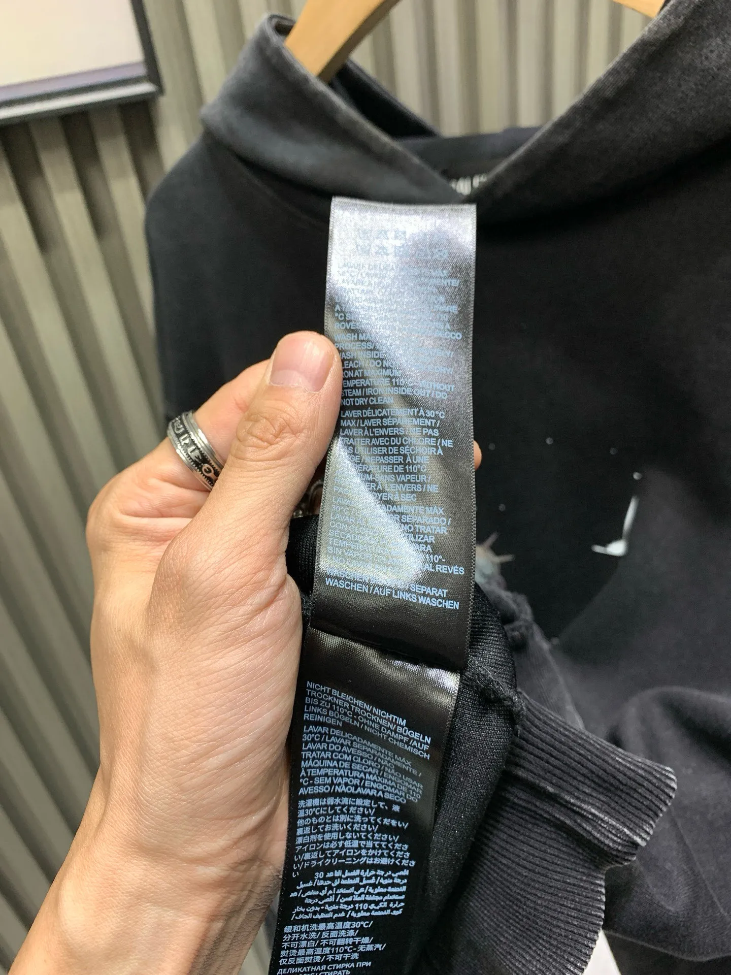 🅿️310 Balenciaga Balenciaga 𝗕𝗮𝗹𝗲𝗻𝗰𝗶𝗮𝗴 Balenciaga Lady Liberty hooded sweatshirt. The weight is 400g. The process uses an imported direct injection machine to convert the color block color into a continuous tone color and improve the purity and stability of color reproduction. The pattern is clear and the sense of lines and three-dimensionality are strong. After printing, the garments are fried and washed. The stone mill washing process is used to locate the holes. The garments are processed using stone mill laser positioning to manually destroy the wear effect. Every wear and tear is made by hand, so that the natural wear of the fabric can achieve the most harmonious visual effect. The fabric is then dyed through soft washing. The garments are constantly immersed in dye and tumbling. The color of the original fabric is changed to create a nostalgic color. The printing changes after special treatment during the washing process, showing a vague old-fashioned effect of the printing.