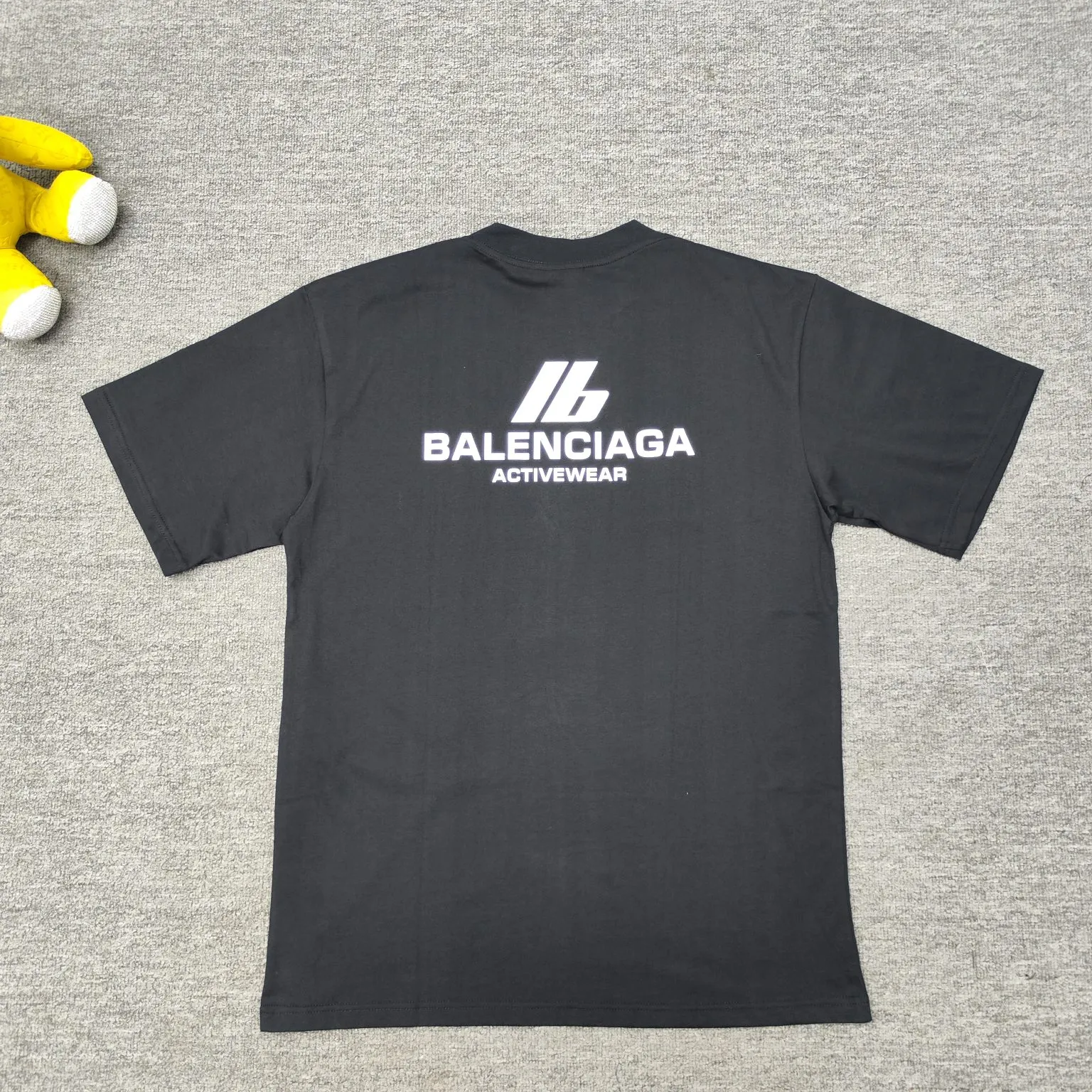 The top version of Balenciaga 24SS new reflective logo printing short-sleeved T-shirt. The fabric is made of 32 counts of 260g combed cotton. It feels soft and skin-friendly, does not pill or fade. 🤑Full set of customized accessories. Customized original shell film. The threads are fixed-dyed and have no color difference. The classic logo is printed with 3M reflective three-dimensional printing. The writing is clear and the effect is three-dimensional. When you go out for a walk at night, the logo will also reflect light. Feel like a star 😍 Loose fit No matter your figure, whoever wears it looks good. Simple and fashionable. Recommended to all friends who like comfort and taste. Size: XS-L Color: Black P: 260