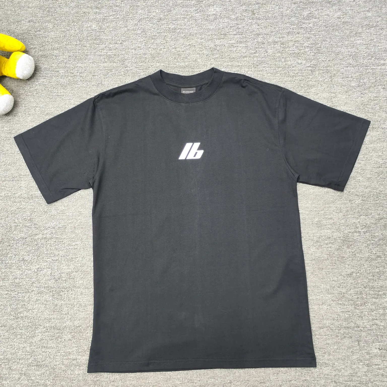 The top version of Balenciaga 24SS new reflective logo printing short-sleeved T-shirt. The fabric is made of 32 counts of 260g combed cotton. It feels soft and skin-friendly, does not pill or fade. 🤑Full set of customized accessories. Customized original shell film. The threads are fixed-dyed and have no color difference. The classic logo is printed with 3M reflective three-dimensional printing. The writing is clear and the effect is three-dimensional. When you go out for a walk at night, the logo will also reflect light. Feel like a star 😍 Loose fit No matter your figure, whoever wears it looks good. Simple and fashionable. Recommended to all friends who like comfort and taste. Size: XS-L Color: Black P: 260