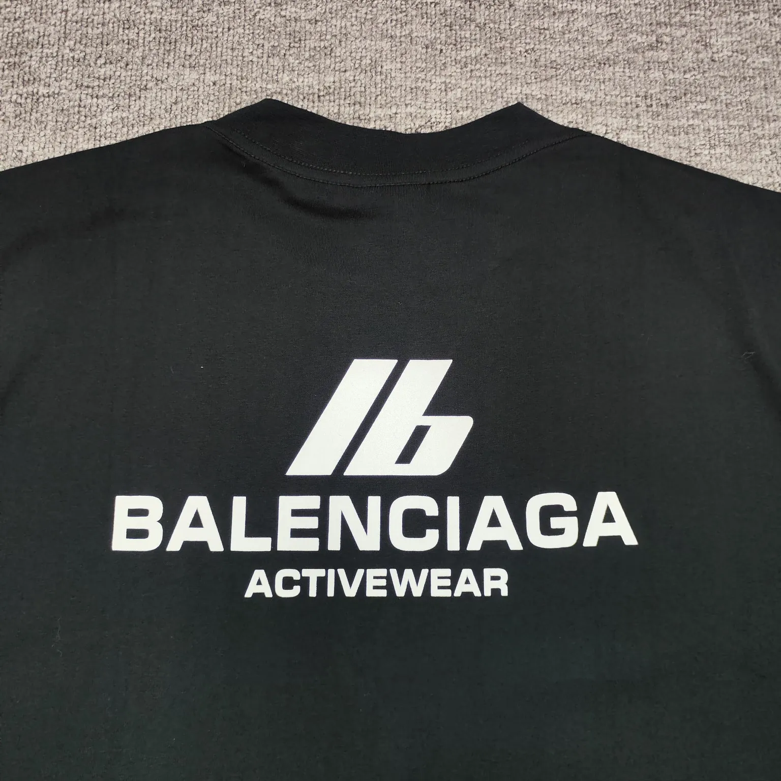 The top version of Balenciaga 24SS new reflective logo printing short-sleeved T-shirt. The fabric is made of 32 counts of 260g combed cotton. It feels soft and skin-friendly, does not pill or fade. 🤑Full set of customized accessories. Customized original shell film. The threads are fixed-dyed and have no color difference. The classic logo is printed with 3M reflective three-dimensional printing. The writing is clear and the effect is three-dimensional. When you go out for a walk at night, the logo will also reflect light. Feel like a star 😍 Loose fit No matter your figure, whoever wears it looks good. Simple and fashionable. Recommended to all friends who like comfort and taste. Size: XS-L Color: Black P: 260